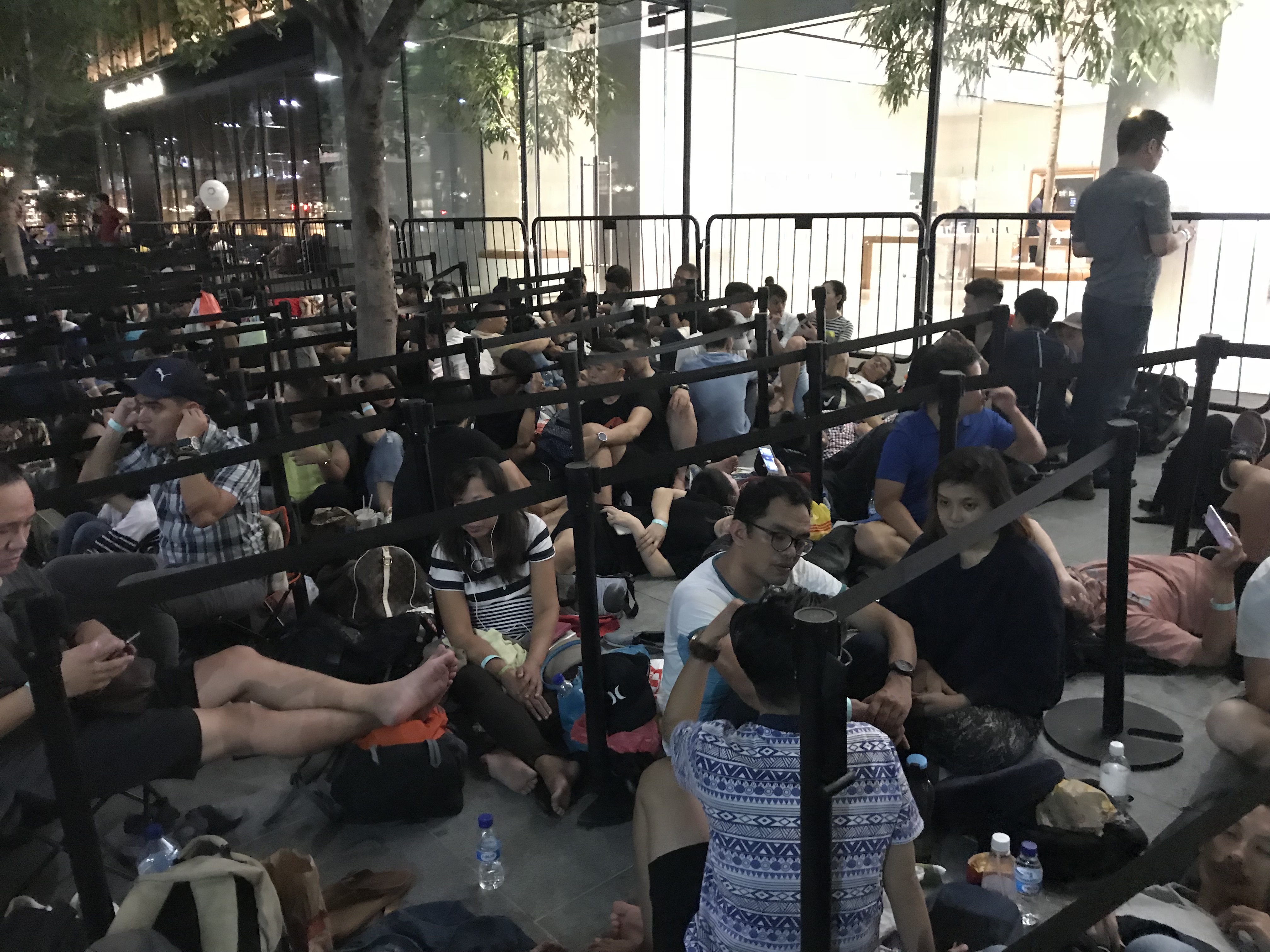 Xep hang mua iPhone X: 3 trieu mot cho ngoi khong ban hinh anh