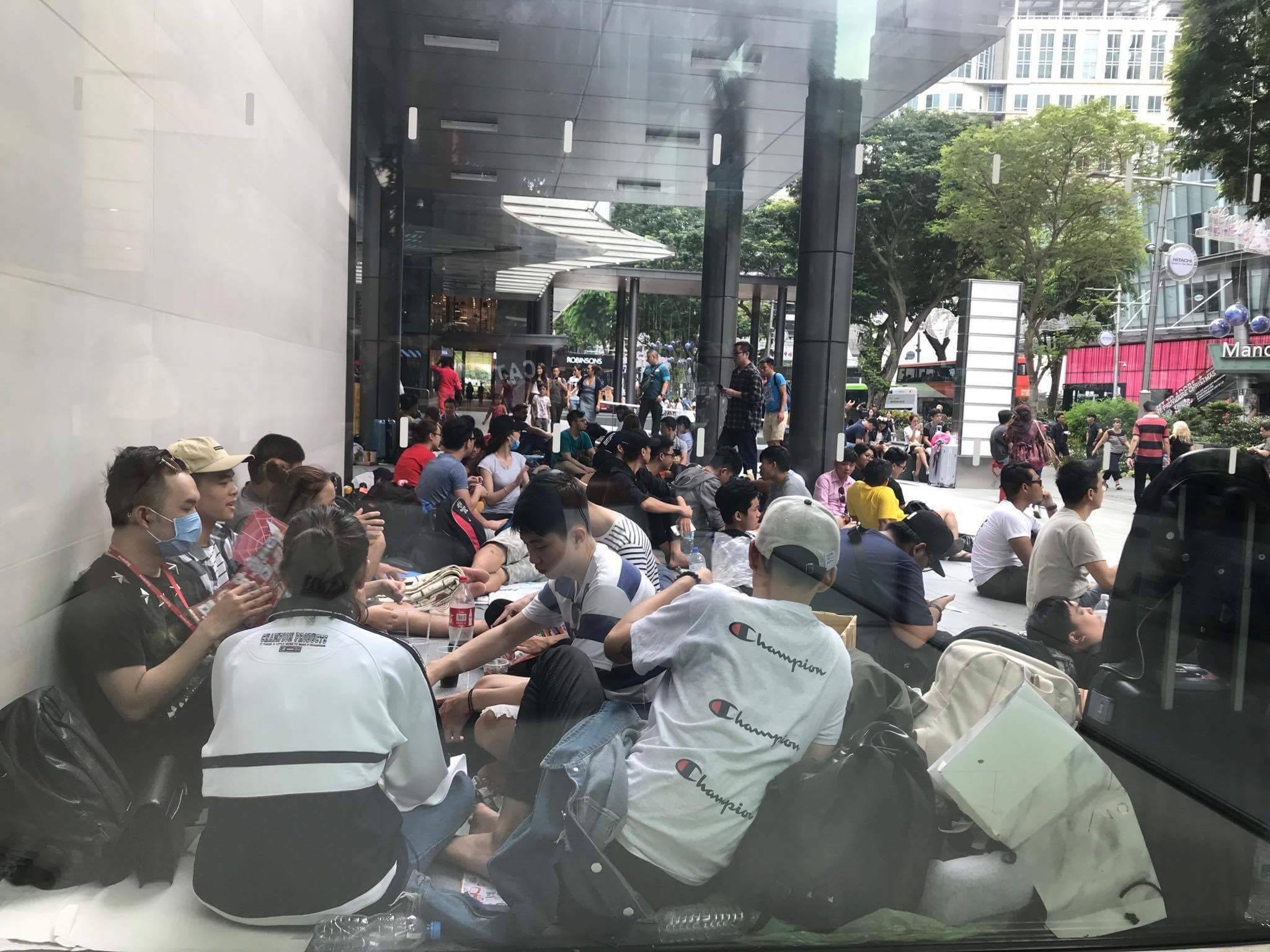 Trai nghiem xep hang iPhone anh 1