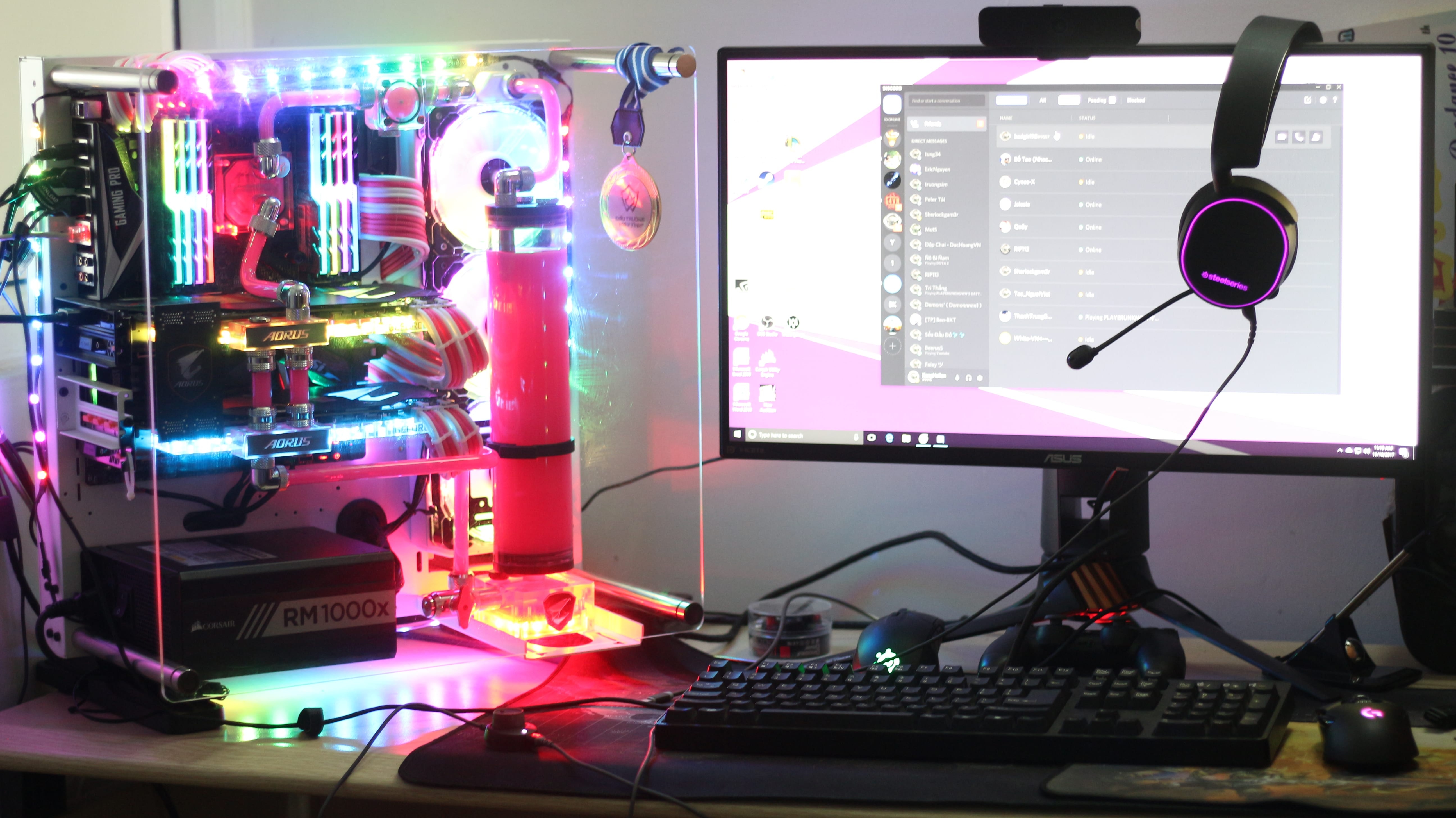 Dan PC do den LED mau hong nu tinh gia 150 trieu dong o Ha Noi hinh anh