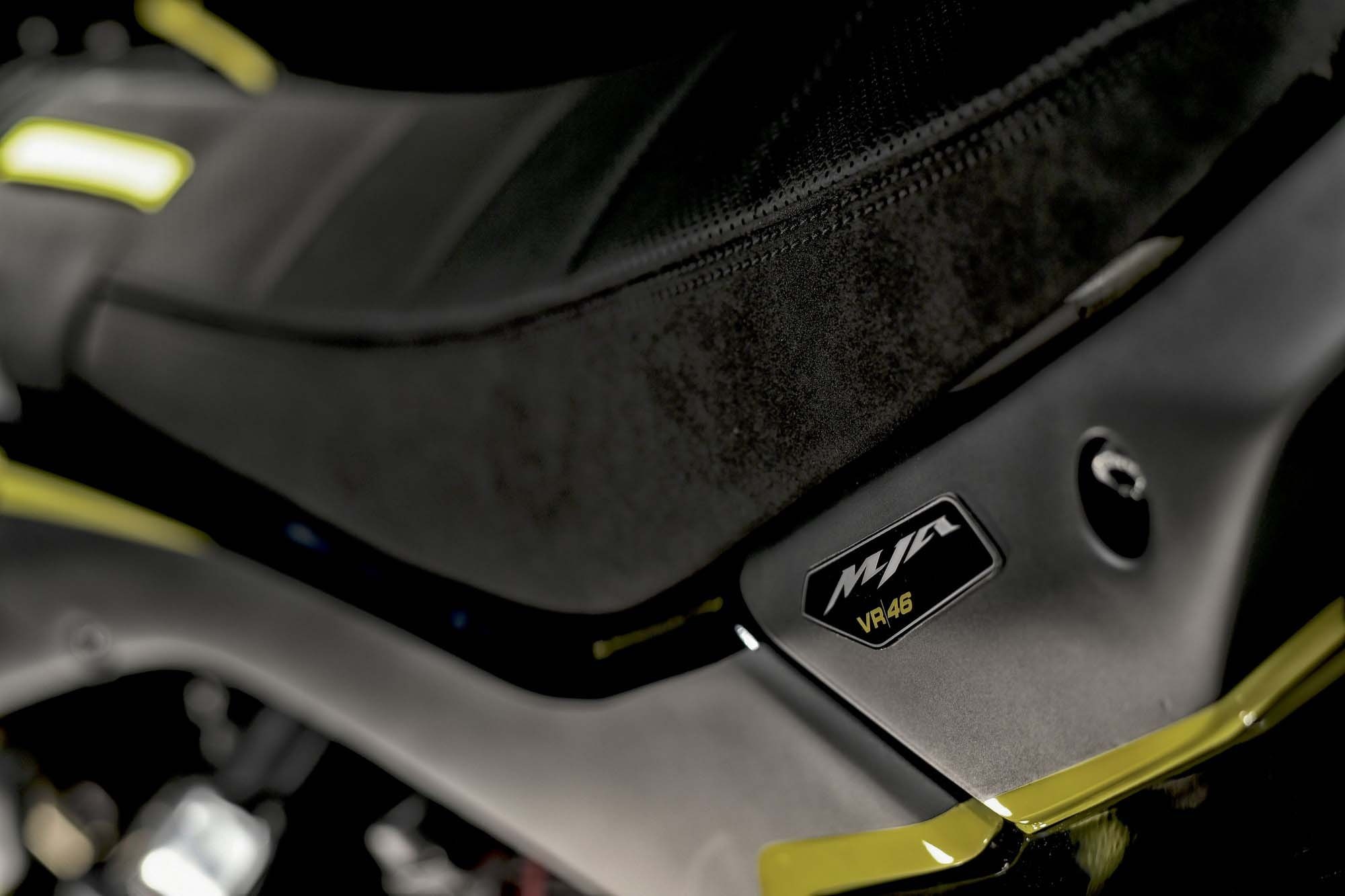 Yamaha do XJR1300 danh tang cho Valentino Rossi anh 8