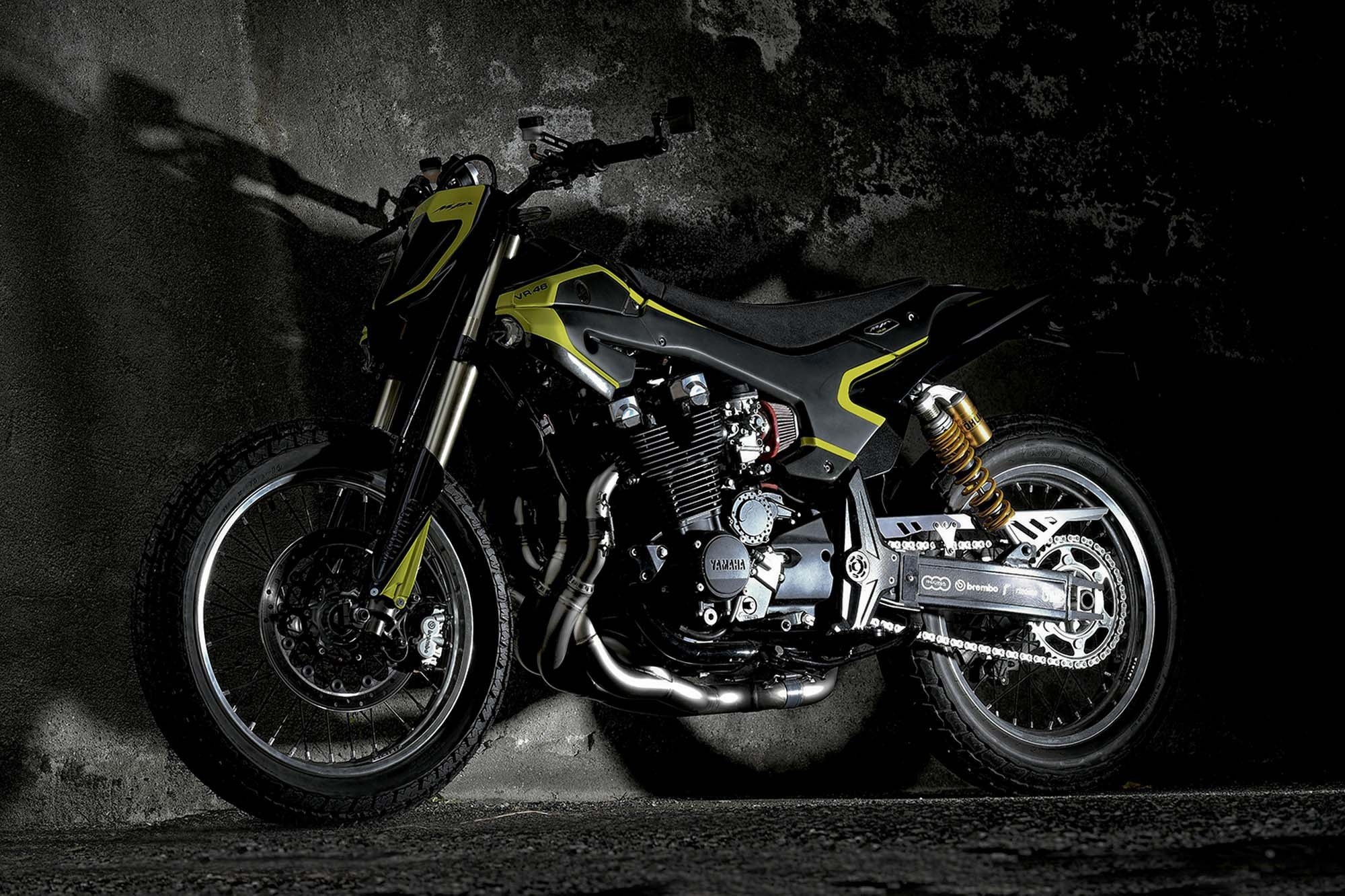 Yamaha do XJR1300 danh tang cho Valentino Rossi anh 4
