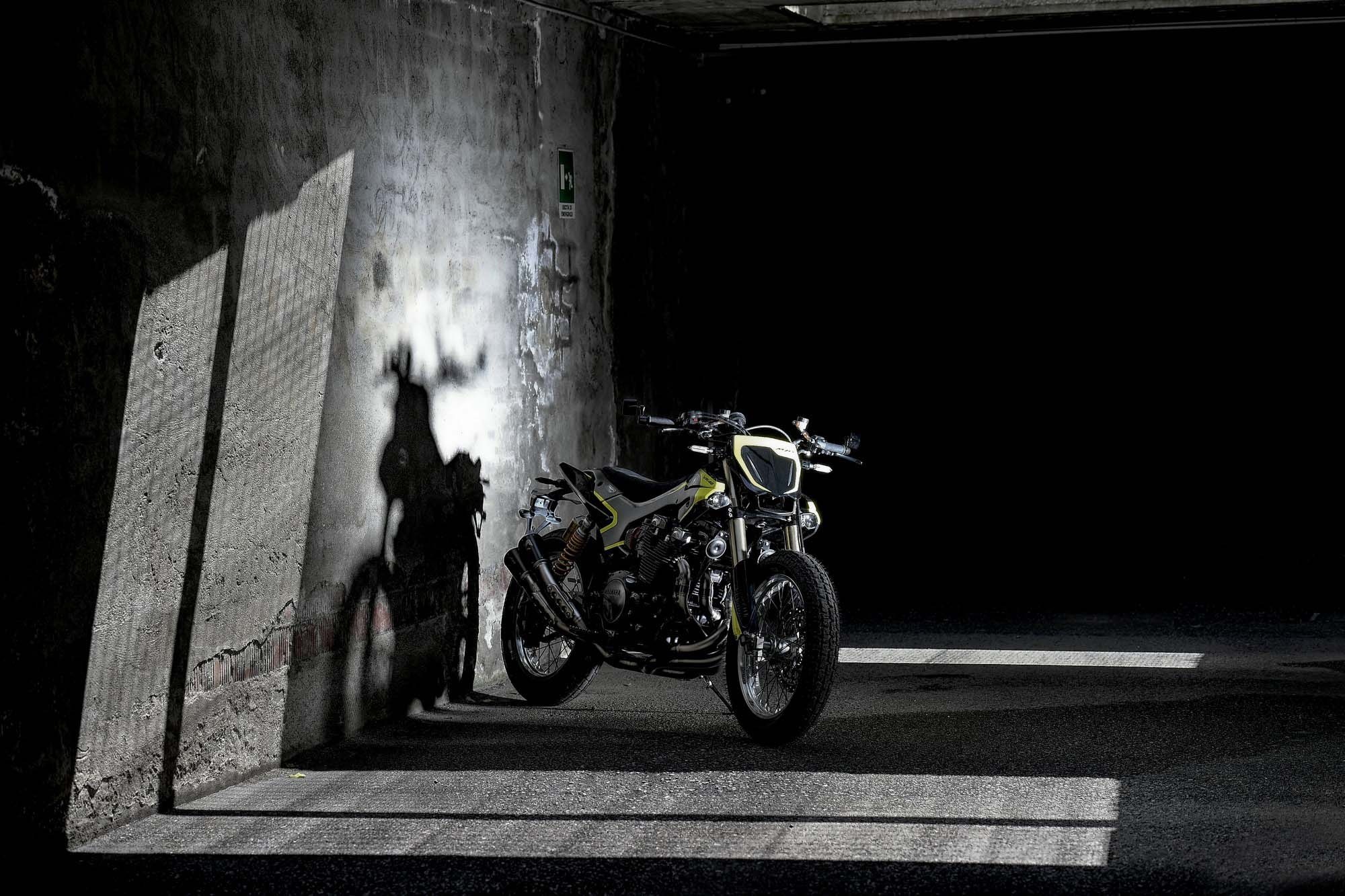 Yamaha do XJR1300 danh tang cho Valentino Rossi anh 5