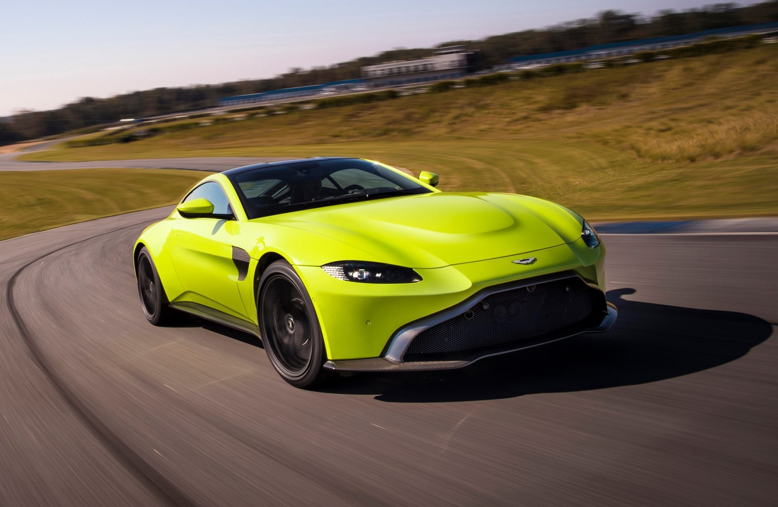 Aston Martin Vantage 2018 ra mat hinh anh