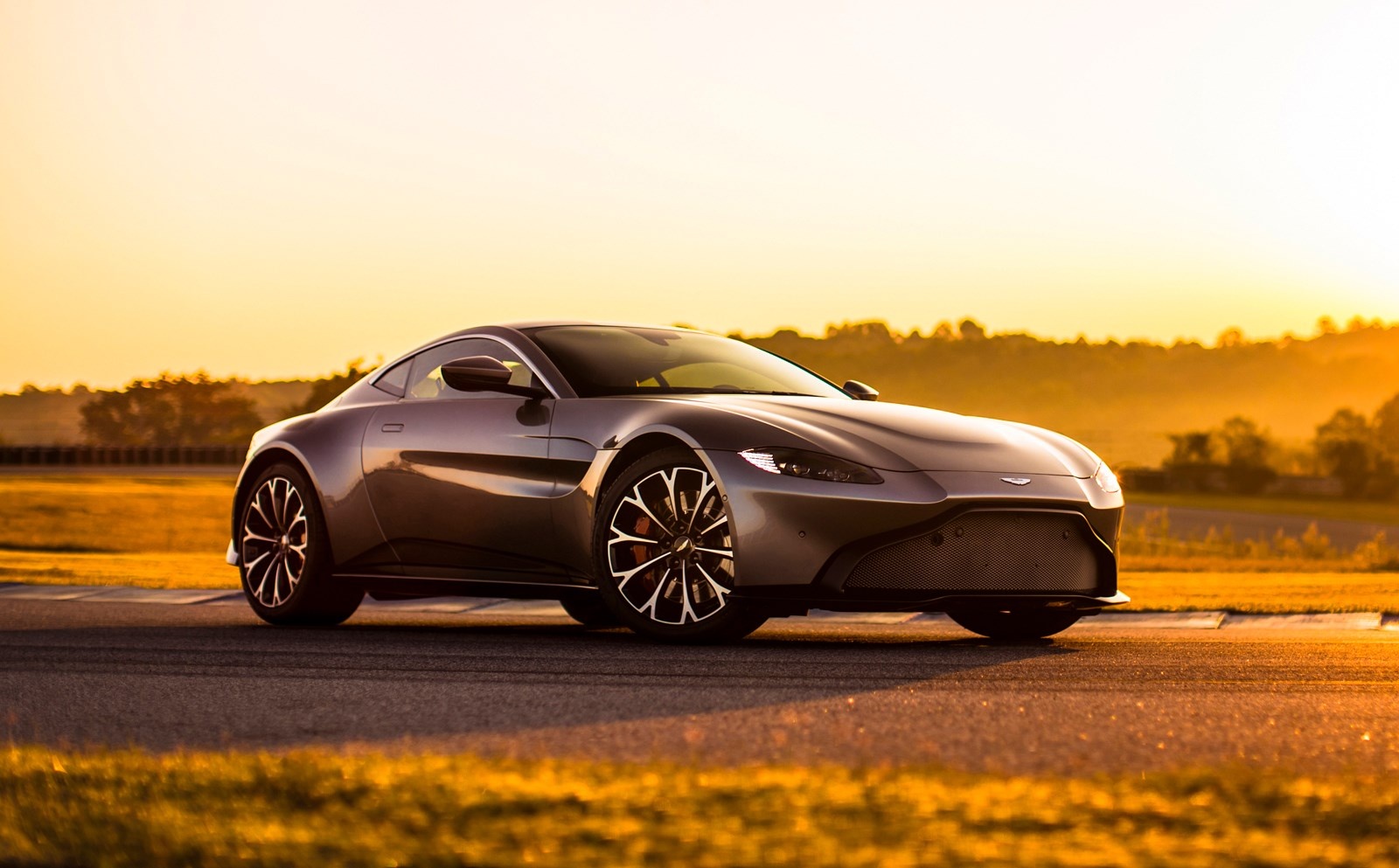 Aston Martin pha vo moi chuan muc voi Vantage 2018 hinh anh