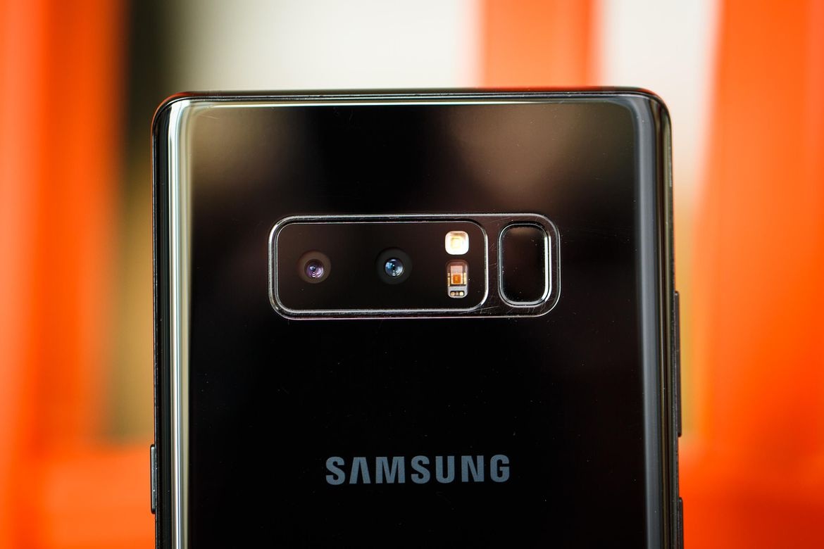 So sanh iPhone X va Galaxy Note 8 anh 1