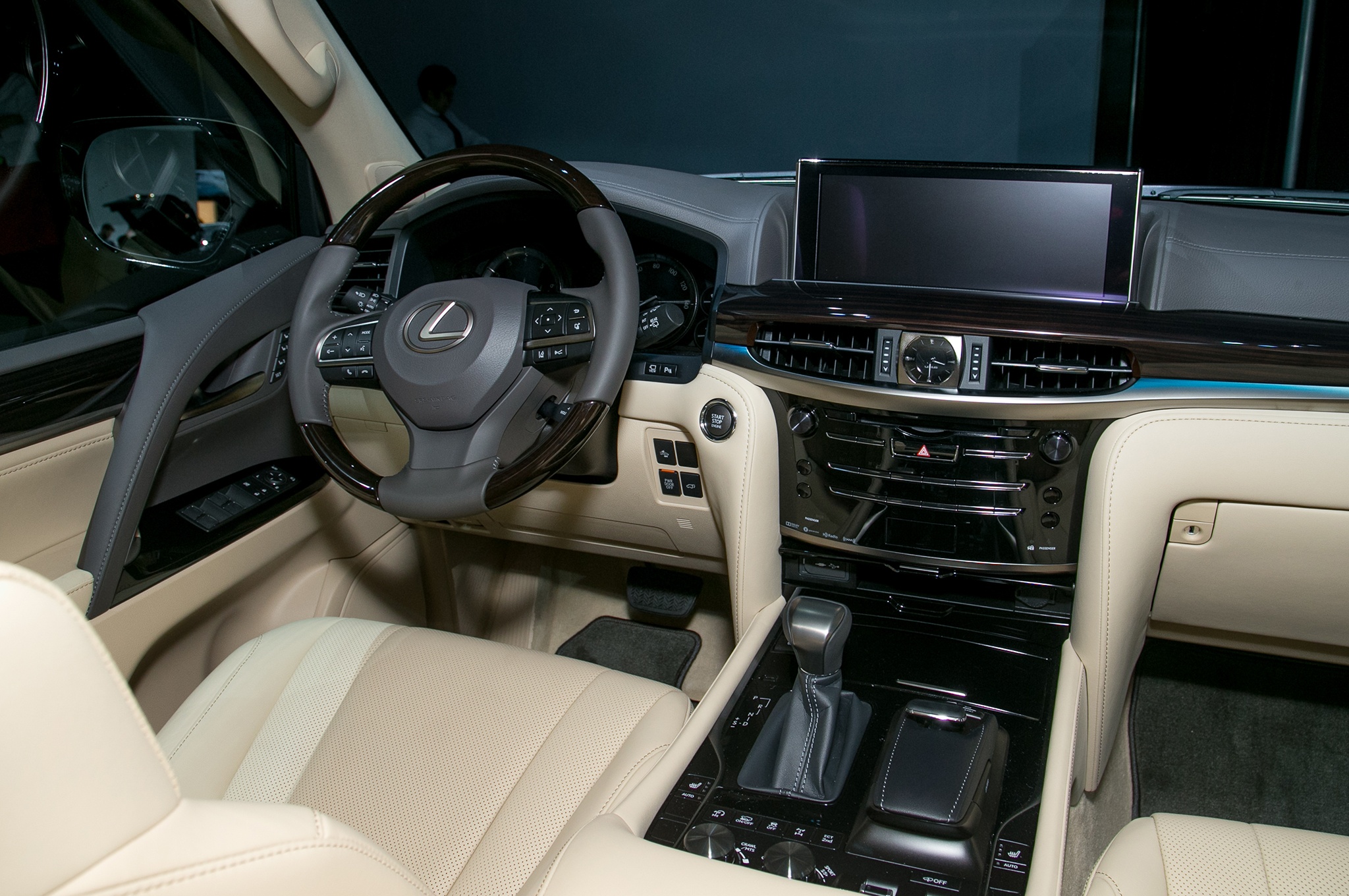 Lexus gioi thieu LX570 phien ban 5 cho ngoi anh 6