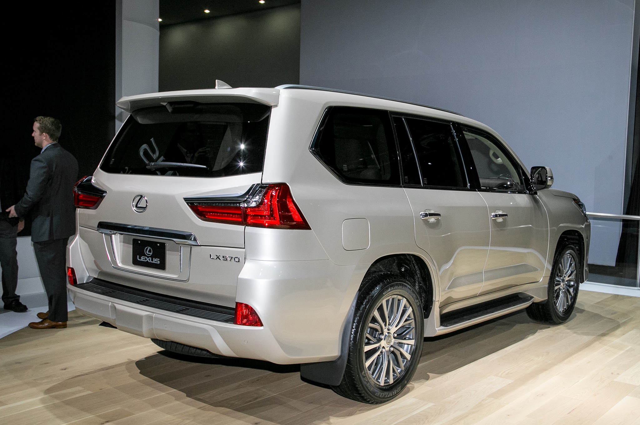 Lexus gioi thieu LX570 phien ban 5 cho ngoi anh 3