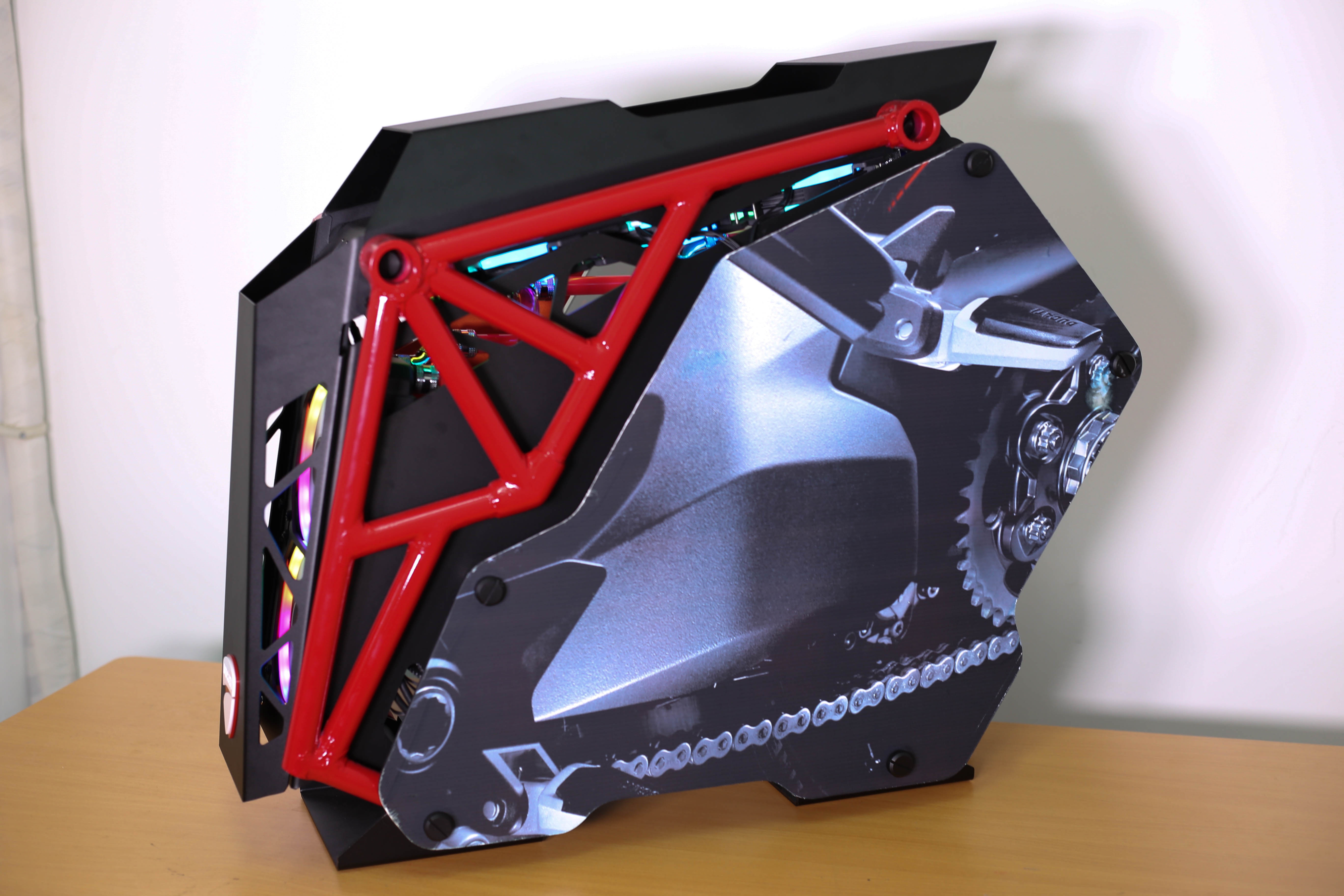 Dan may tinh "doc" do theo phong cach Ducati anh 8