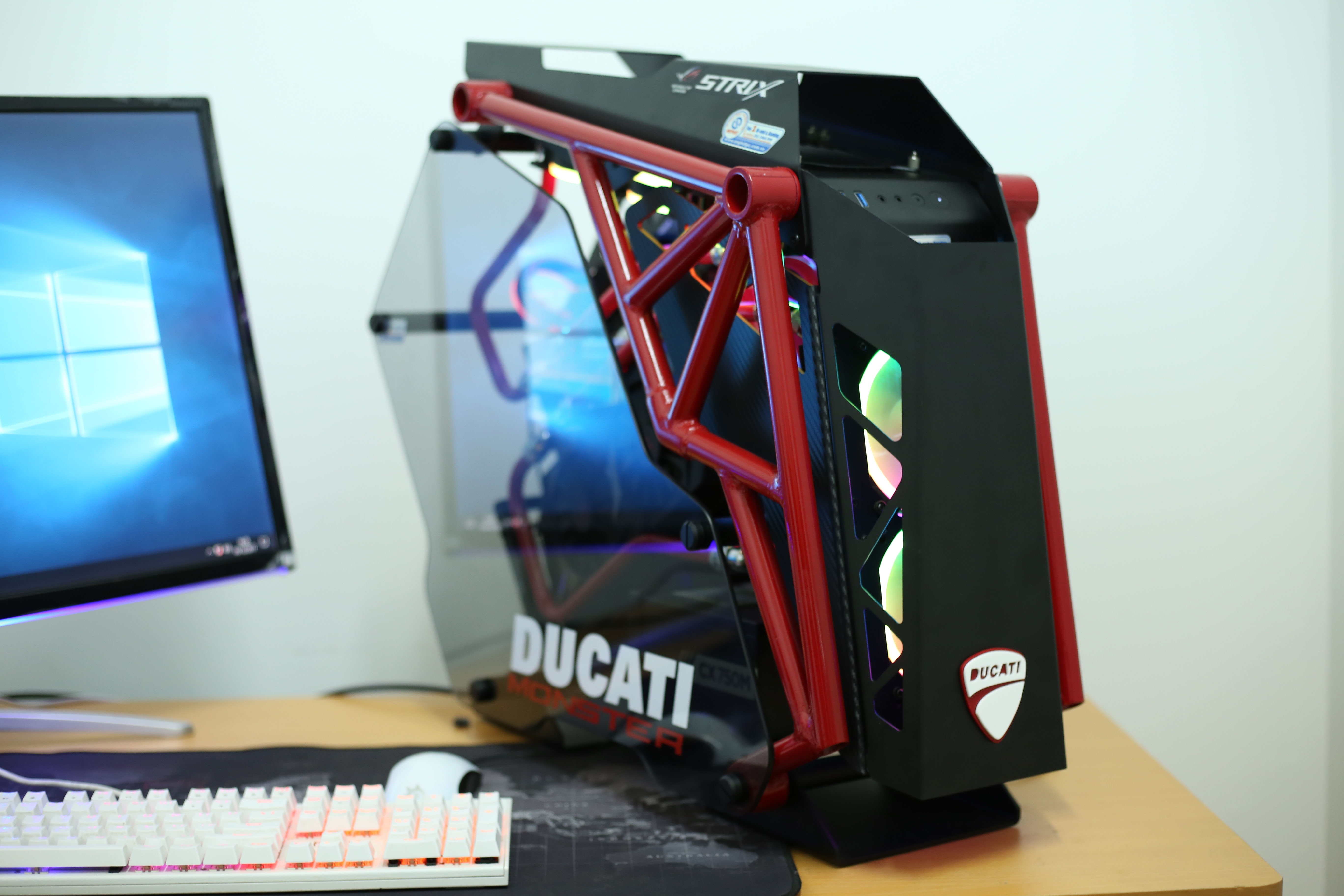 Dan may tinh do theo phong cach Ducati gia tram trieu hinh anh