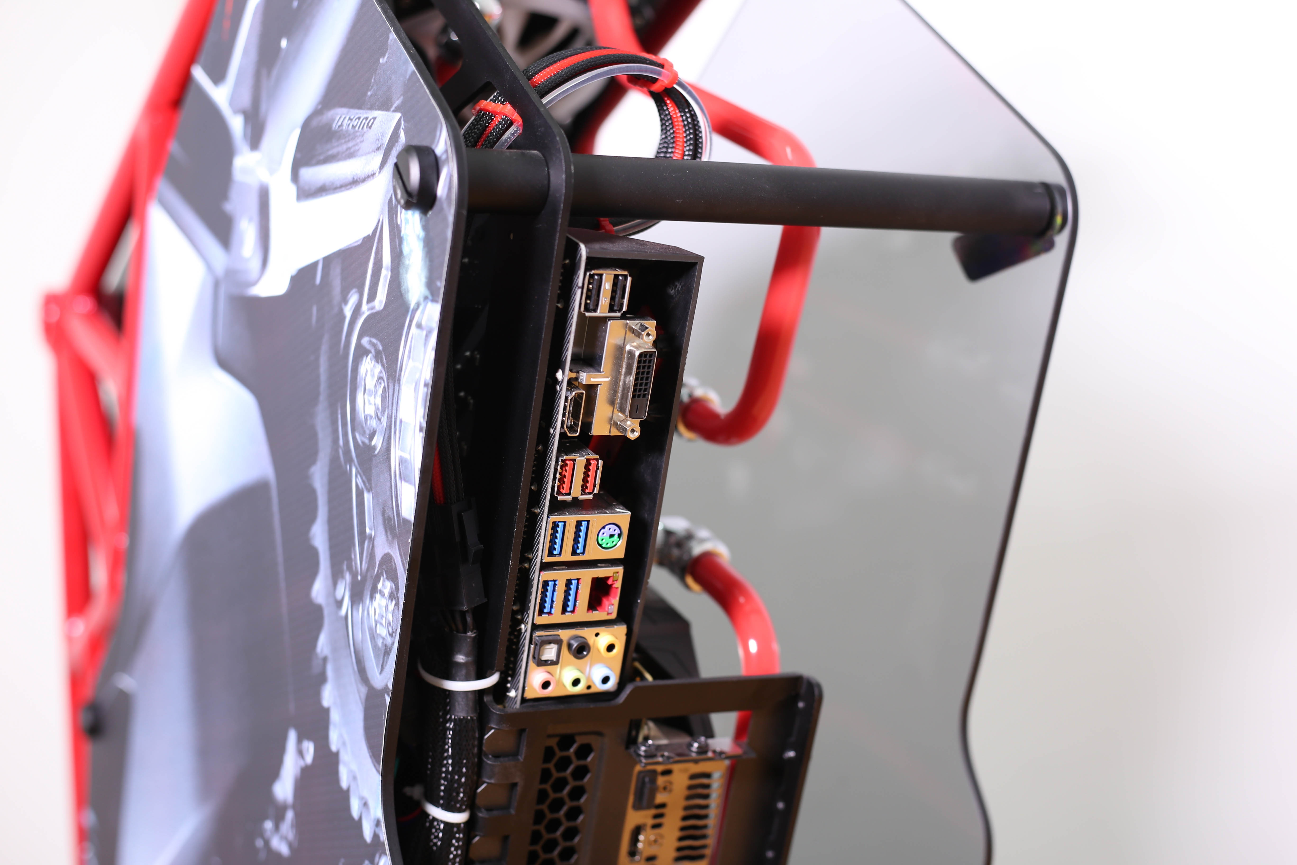 Dan may tinh "doc" do theo phong cach Ducati anh 7