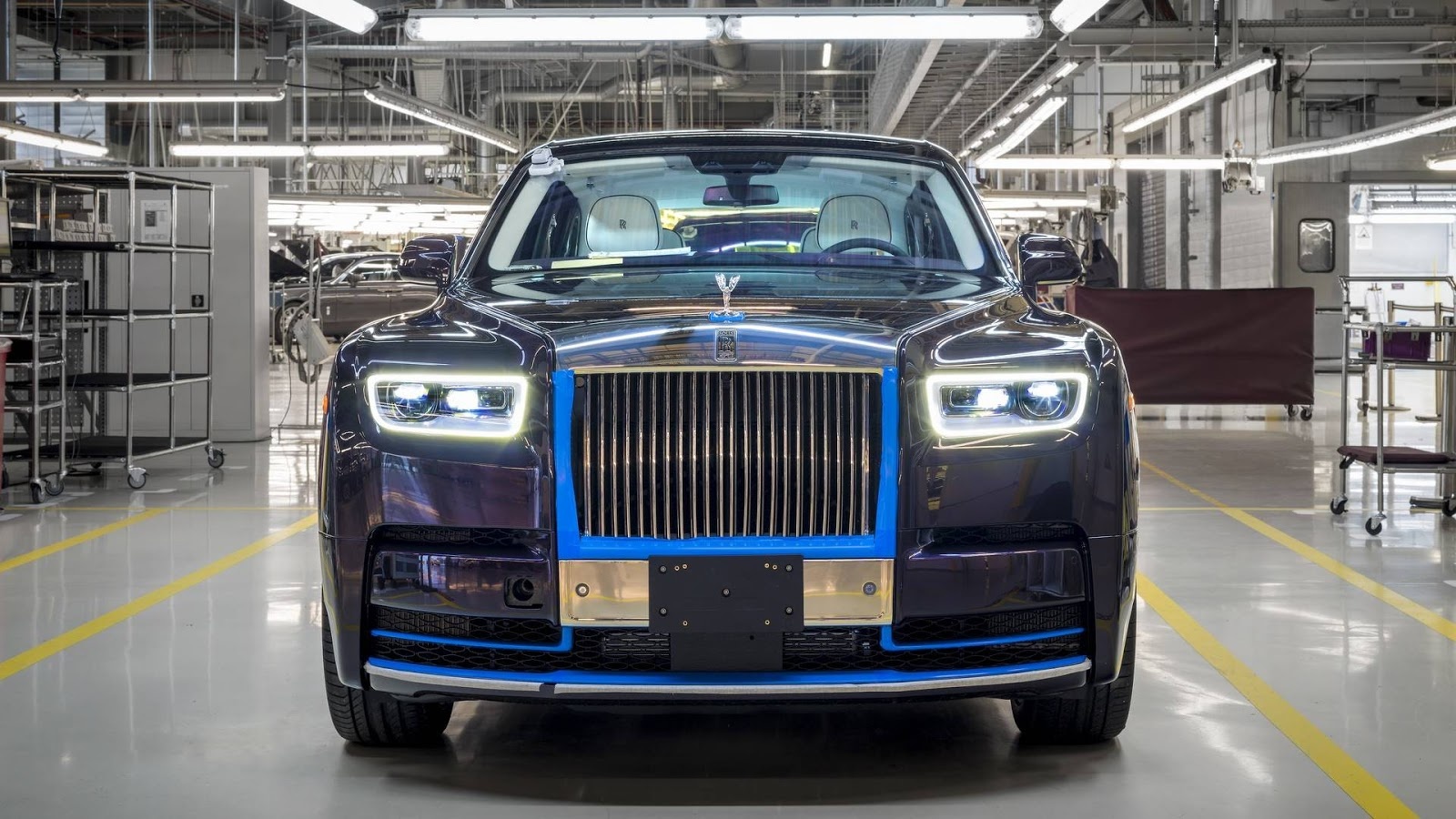 Rolls-Royce Phantom 2018 dau tien se duoc dau gia anh 2