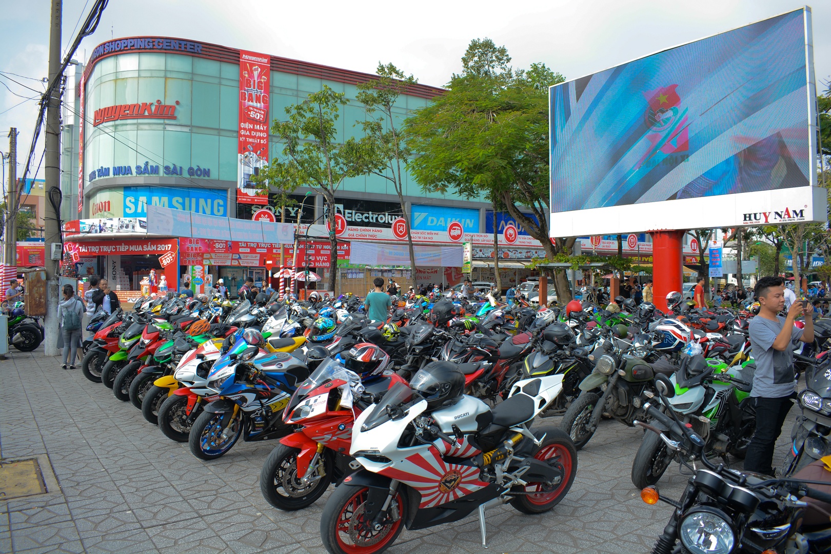 Hon 300 moto tu hop tai Can Tho anh 1