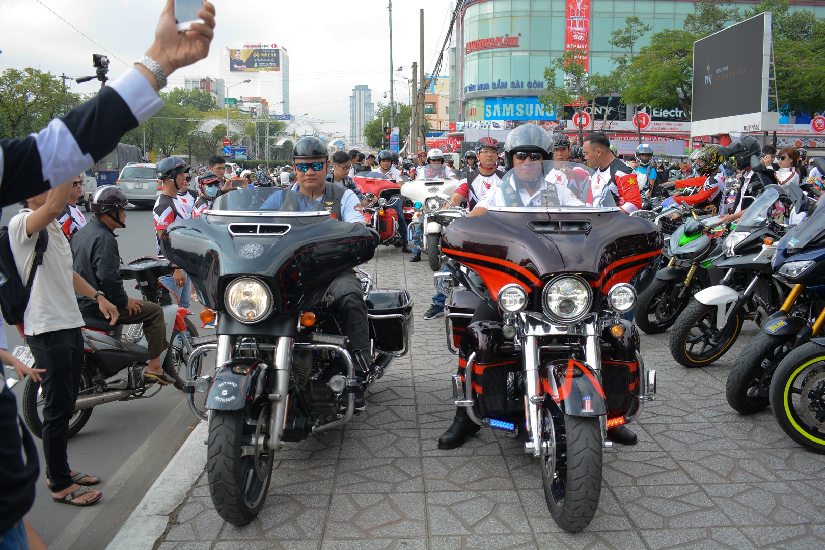 Hon 300 moto phan khoi lon nao dong Can Tho hinh anh