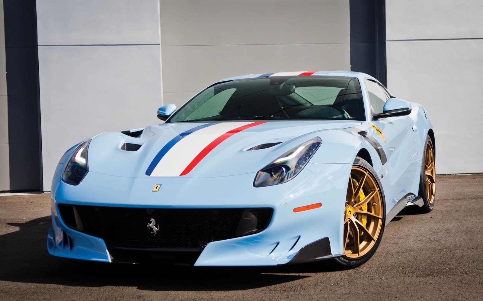 Sieu xe Ferrari F12 TdF phong cach Tour de France anh 1