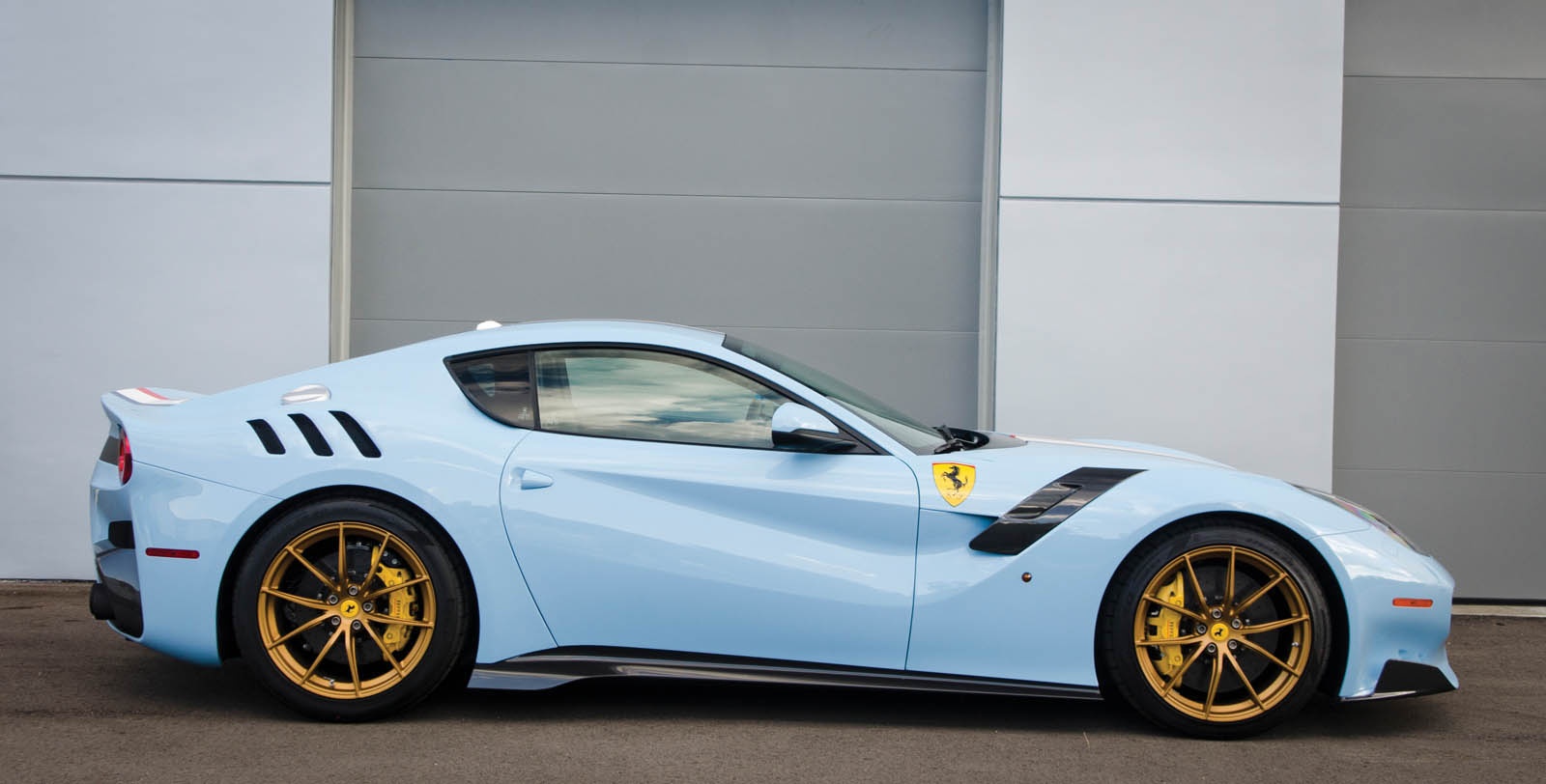 Sieu xe Ferrari F12 TdF phong cach Tour de France anh 2