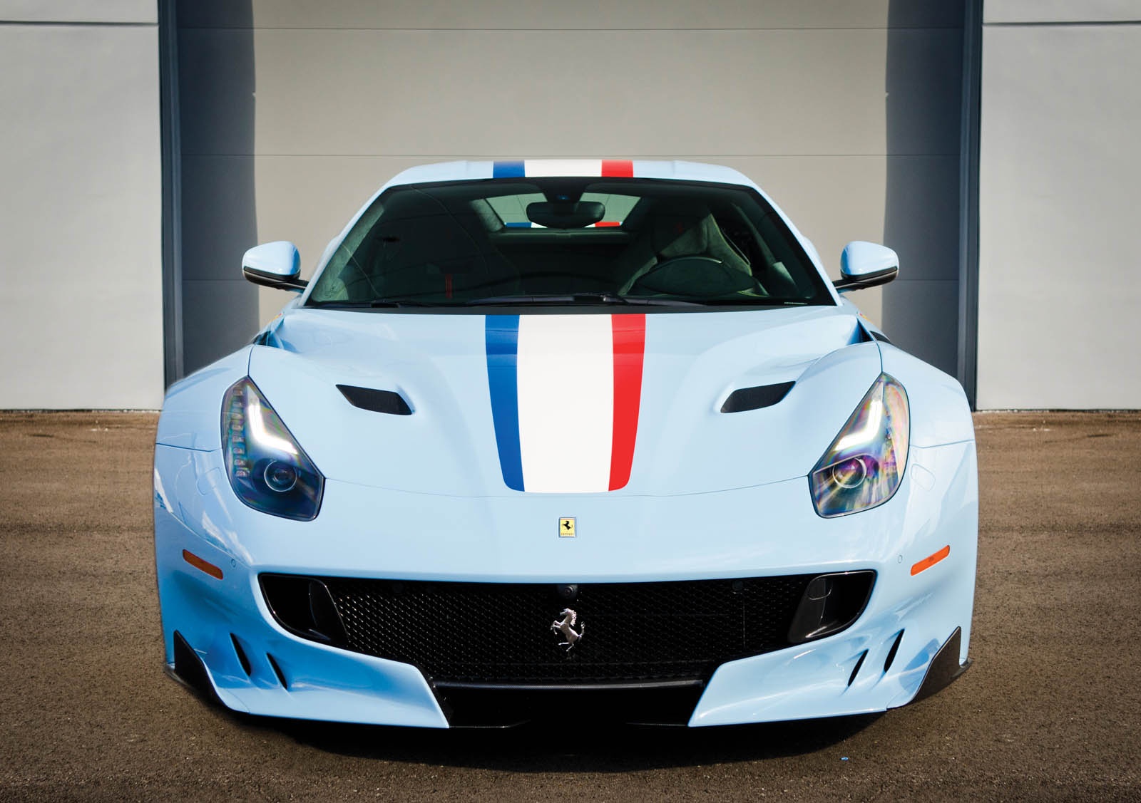 Sieu xe Ferrari F12 TdF phong cach Tour de France anh 3