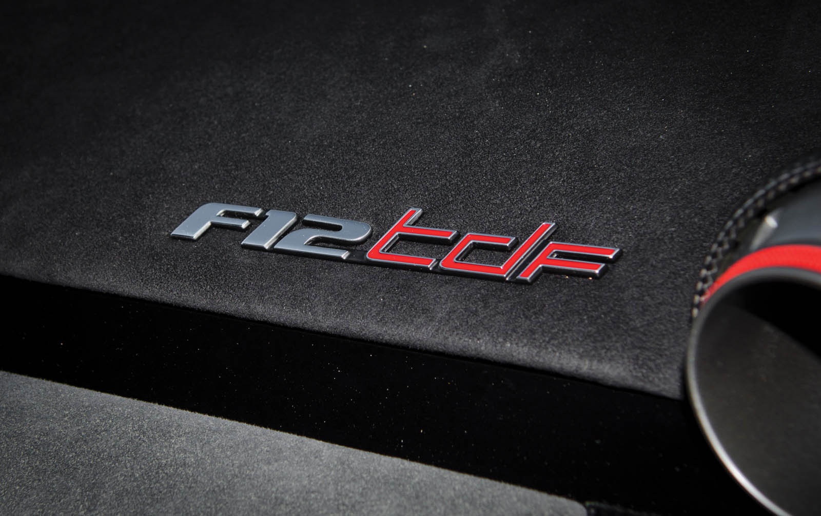 Sieu xe Ferrari F12 TdF phong cach Tour de France anh 9