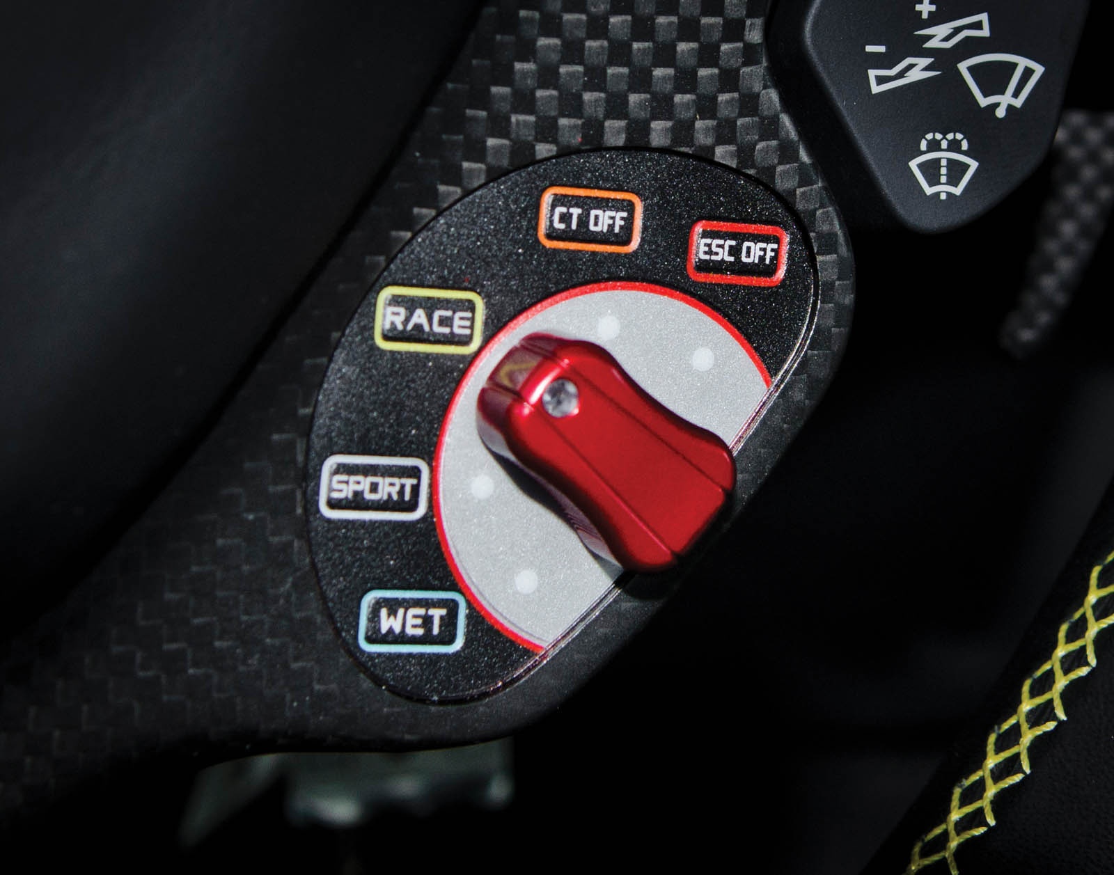 Sieu xe Ferrari F12 TdF phong cach Tour de France anh 7