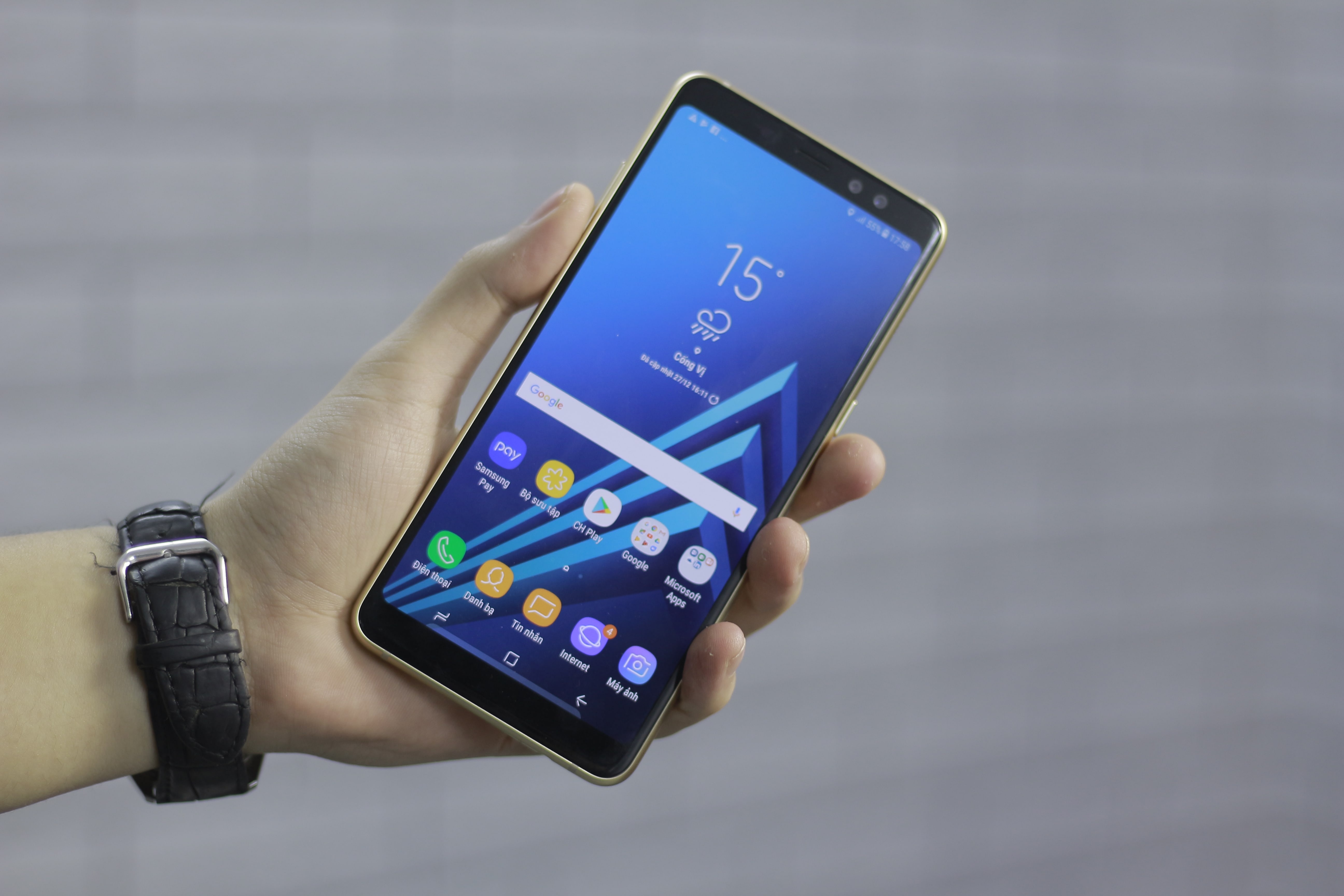 Chi tiet Galaxy A8+: Gia 13,49 trieu, nhieu tinh nang cao cap hinh anh