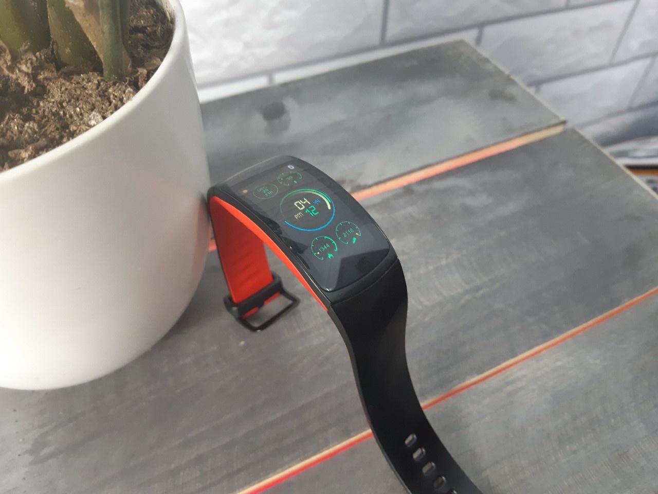 Danh gia nhanh Gear Fit2 Pro: chong nuoc vuot troi hinh anh