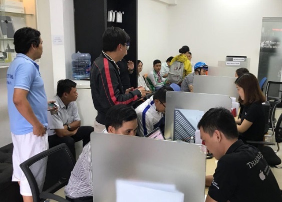 Nguoi dung VN un un doi pin iPhone, trung tam bao hanh Apple qua tai hinh anh