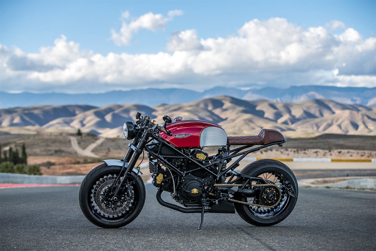 Ducati Monster do cafe racer dep me hon anh 3