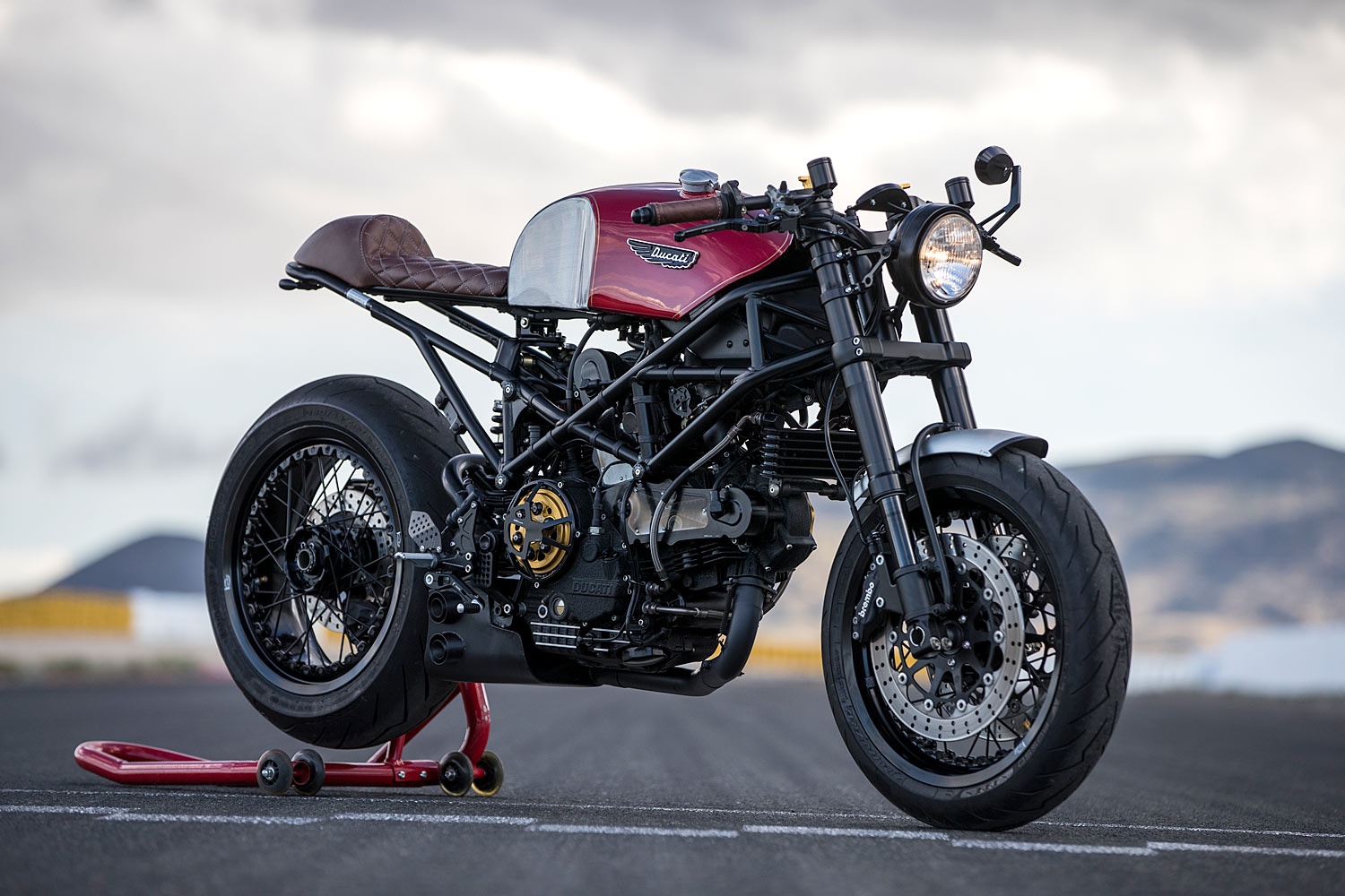 Ducati Monster dep me hon voi ban do cafe racer hinh anh