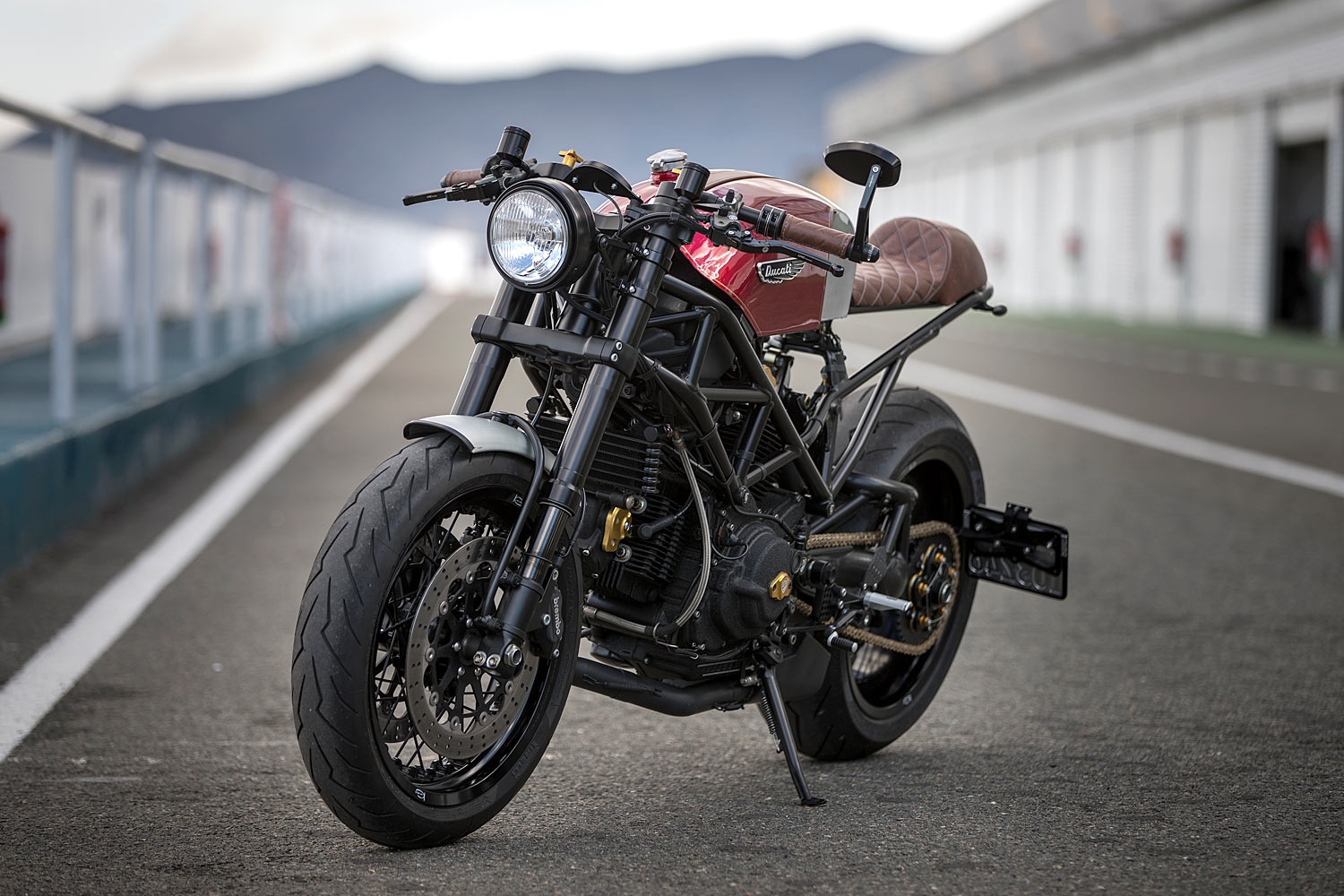Ducati Monster do cafe racer dep me hon anh 2