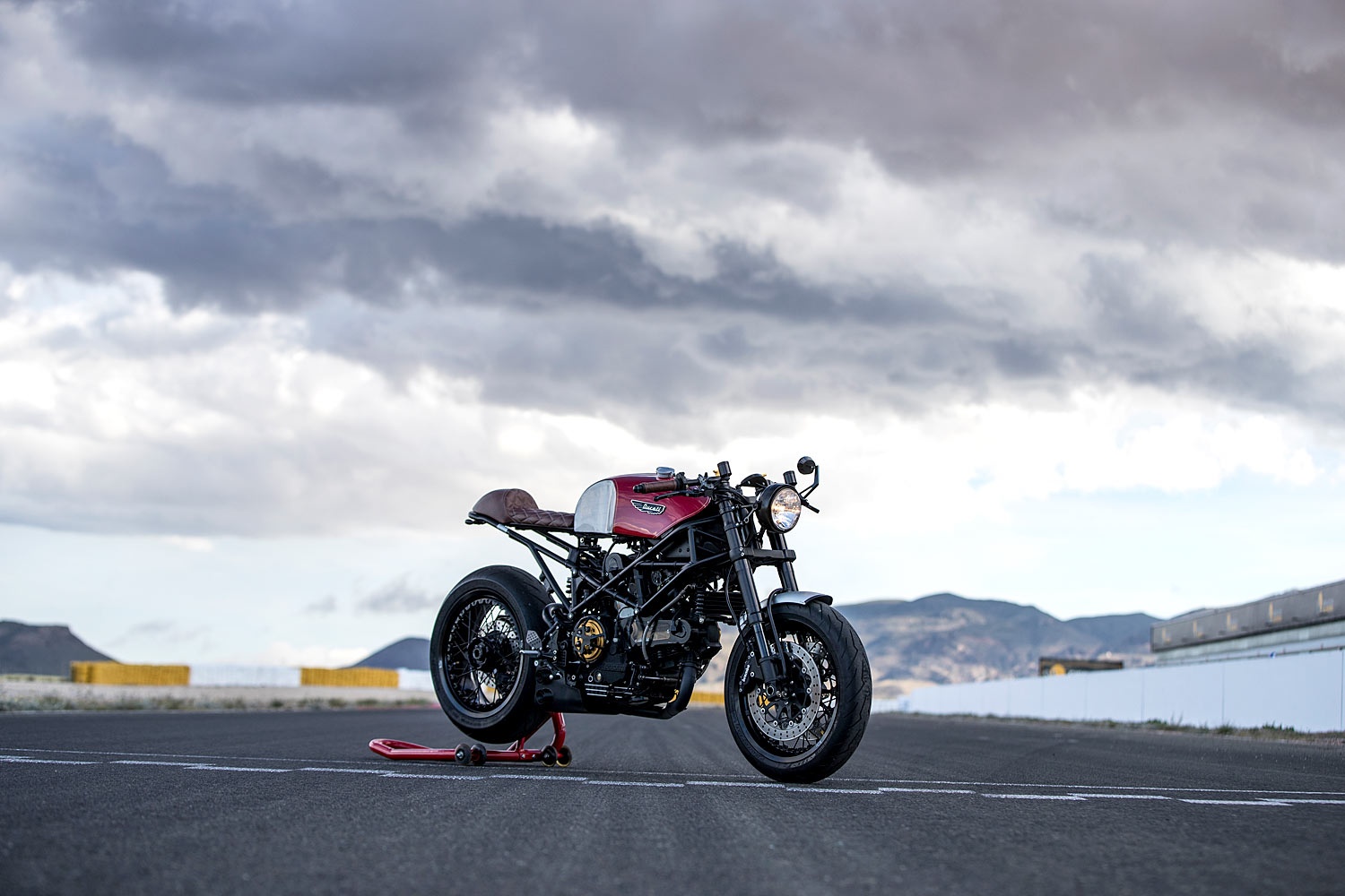 Ducati Monster do cafe racer dep me hon anh 1