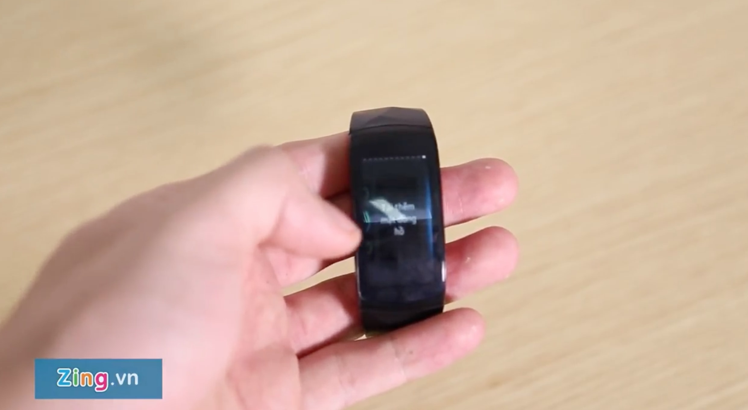 Samsung Gear Fit2 Pro - dong ho chong nuoc chuan 5 ATM hinh anh