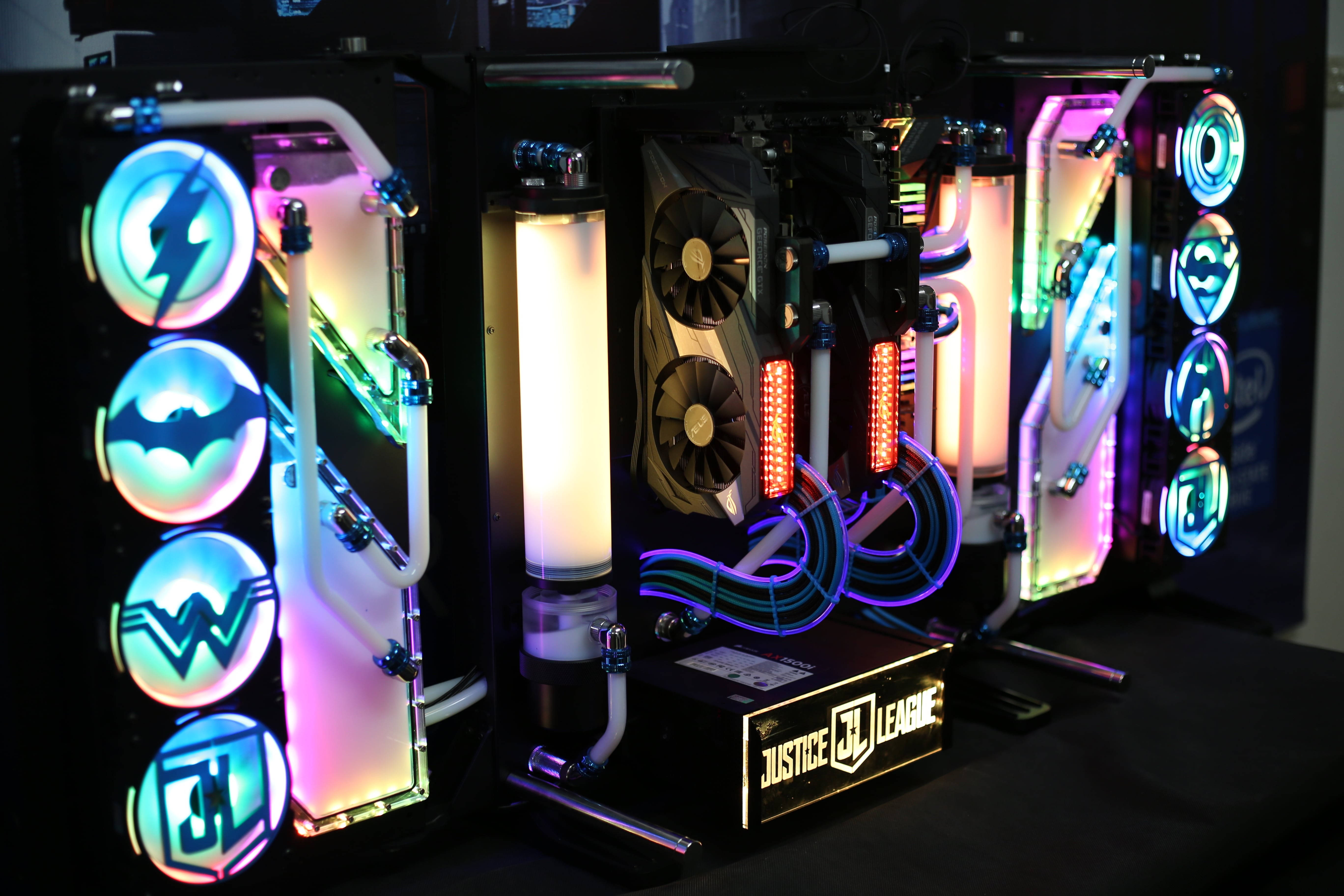 Bo may tinh do phong cach Justice League gia 250 trieu tai VN hinh anh