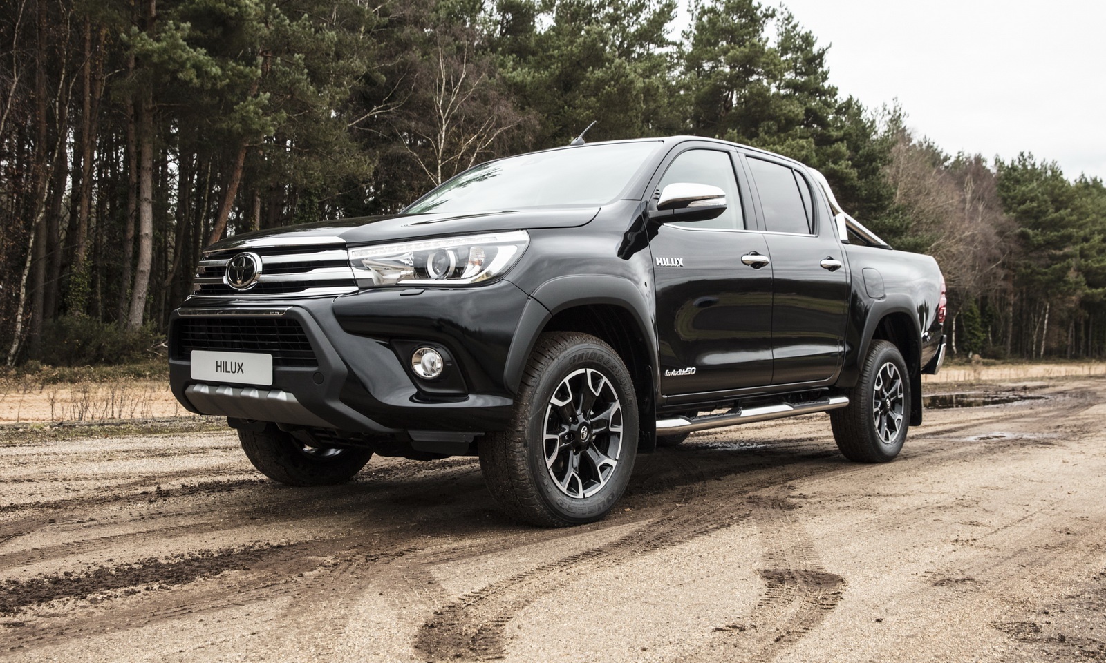 Toyota Hilux phien ban dac biet ra mat tai chau Au hinh anh