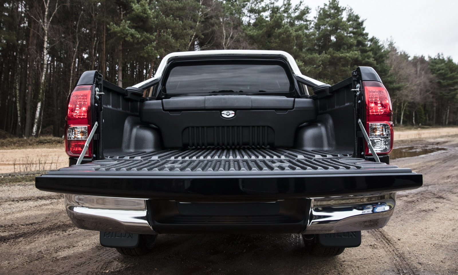 Toyota Hilux Invincible 50 Chrome Edition ra mat anh 6