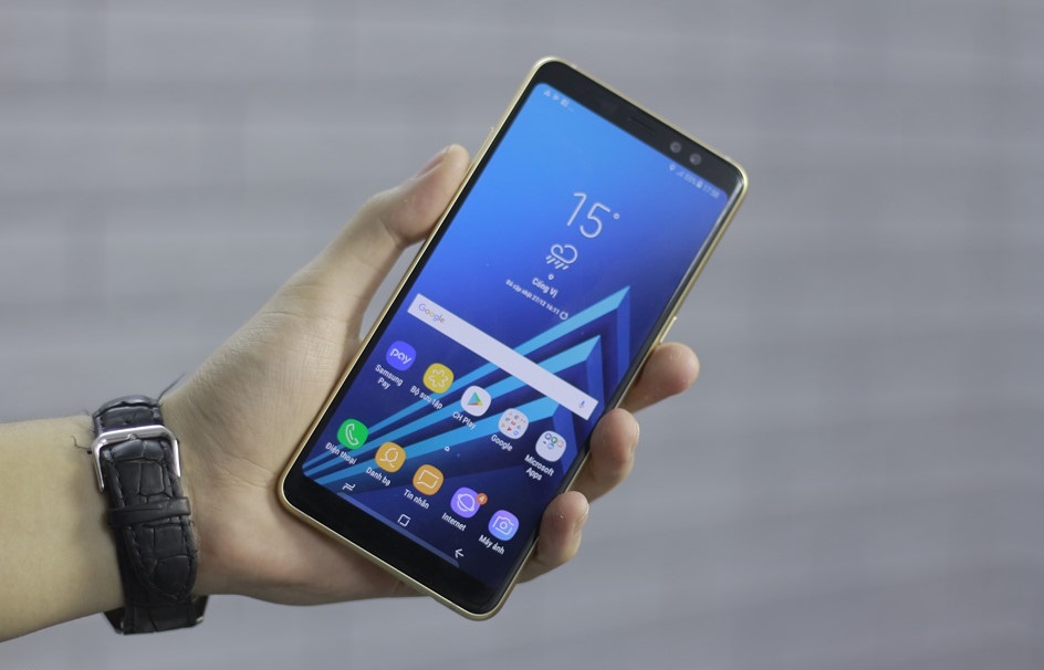 Thu thach kha nang chong nuoc cua Samsung Galaxy A8+ hinh anh