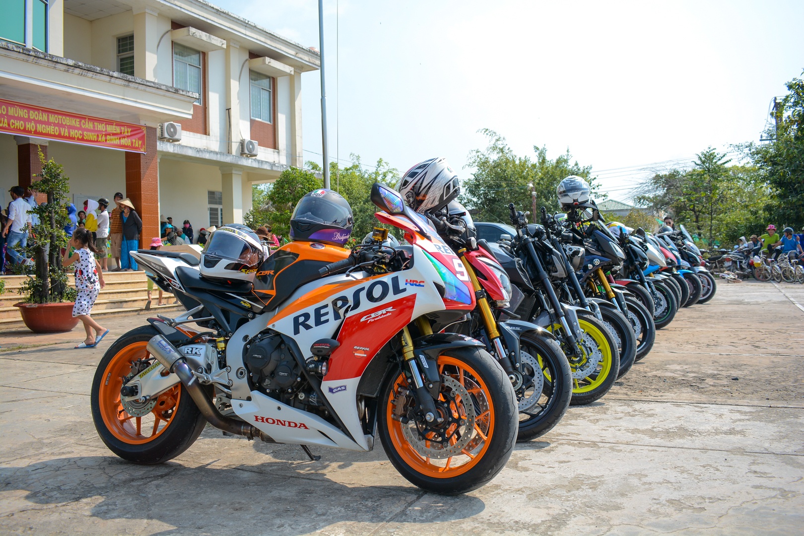 Dan moto dat tien xuat hien tai huyen bien gioi tinh Long An hinh anh