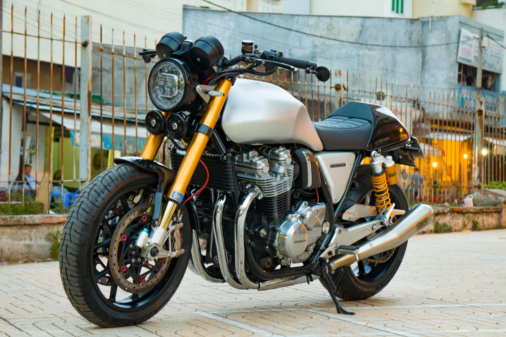 Honda CB1100 hoai co voi loat phu kien dat tien cua biker SG hinh anh