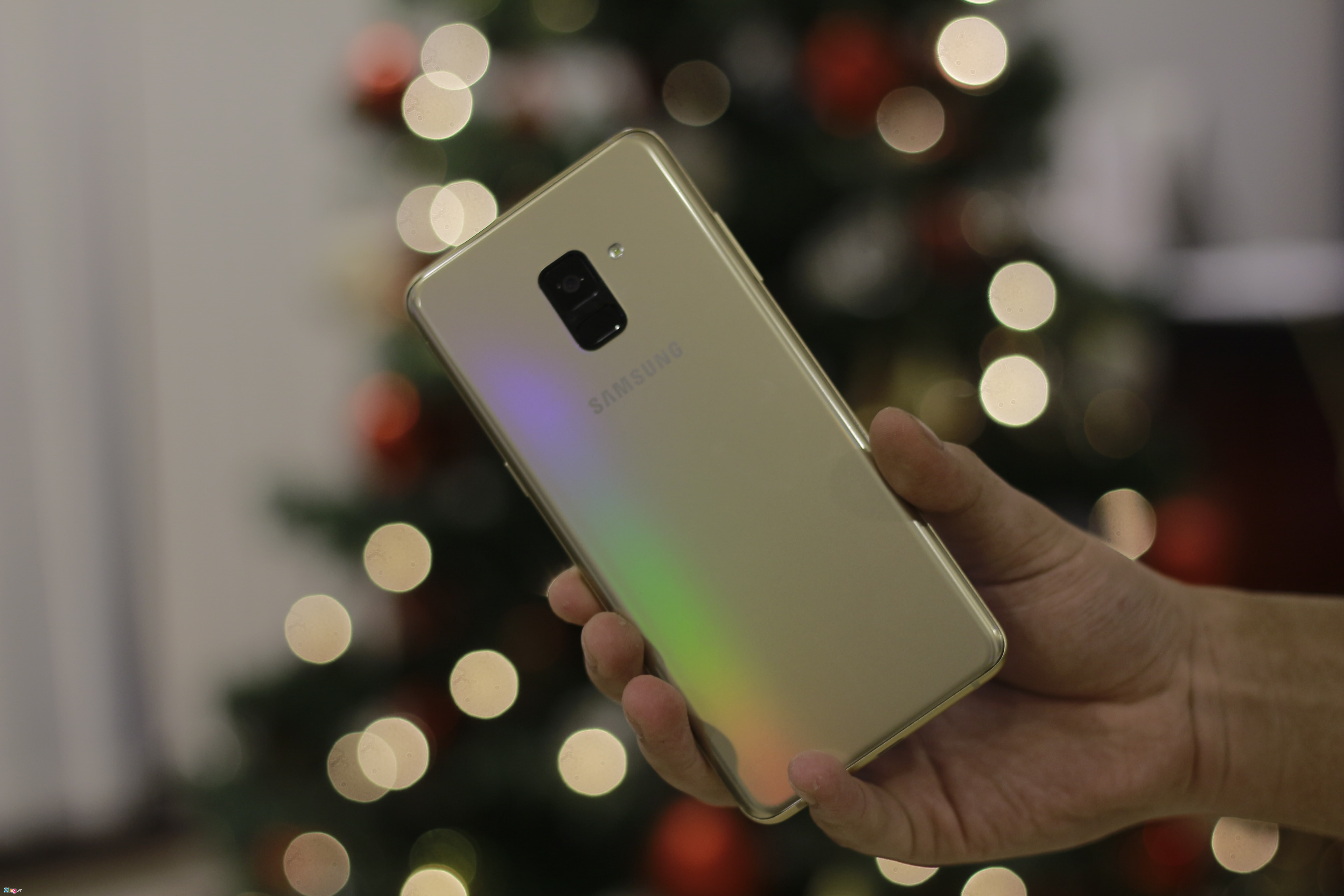 Nhung nang cap cua Galaxy A8+ so voi A7 anh 1