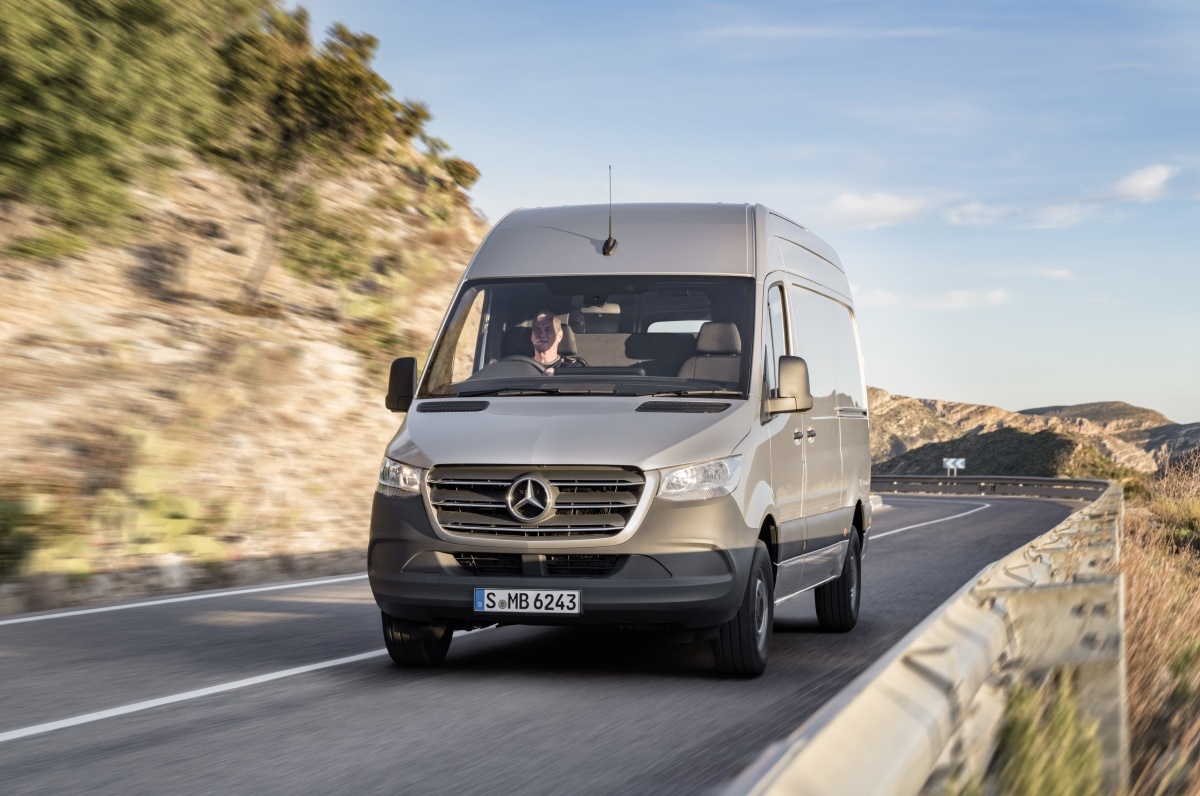 Mercedes-Benz Sprinter the he moi ra mat, Ford Transit nen de chung hinh anh