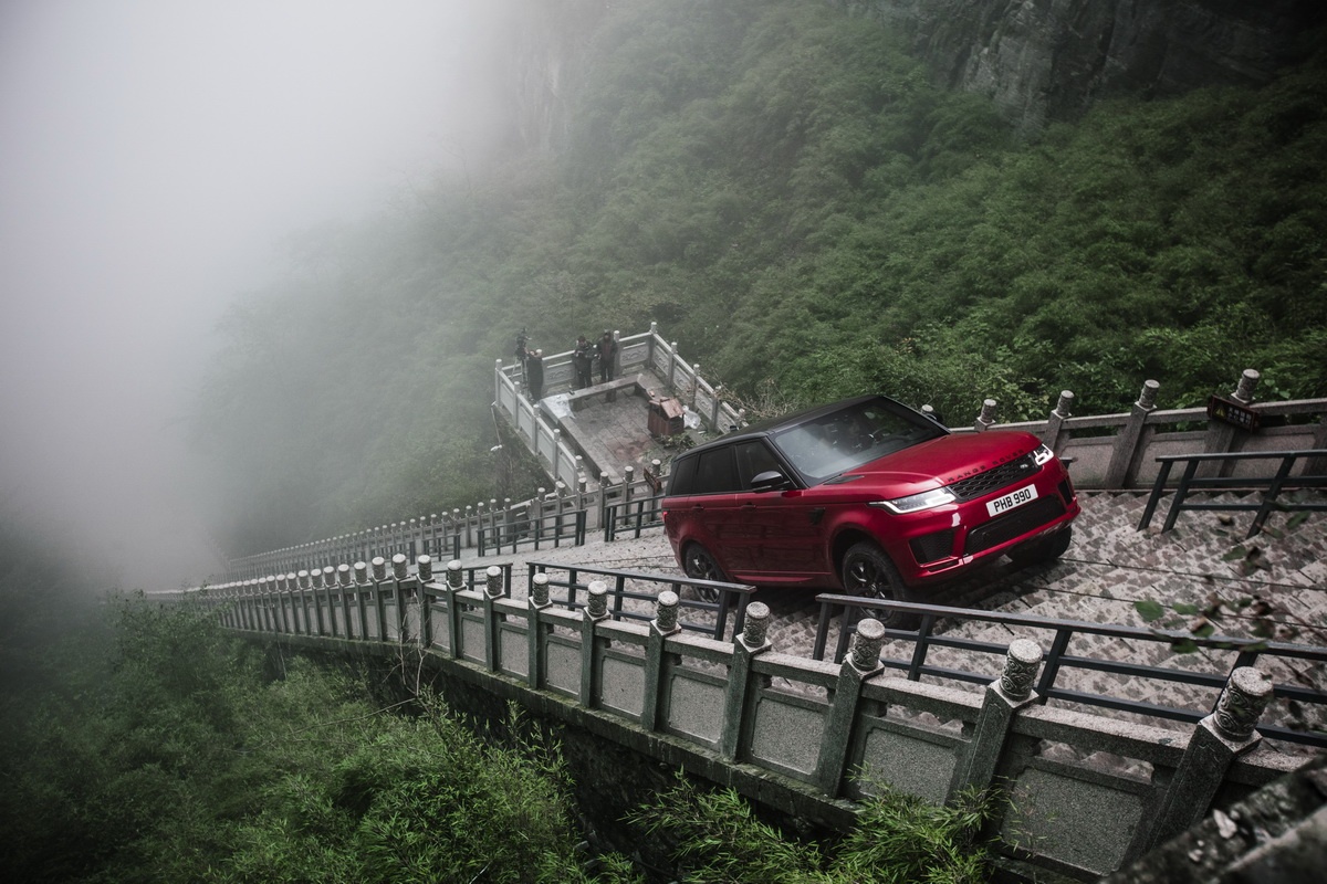 Range Rover Sport phien ban hybrid chinh phuc Cong Troi Thien Mon hinh anh