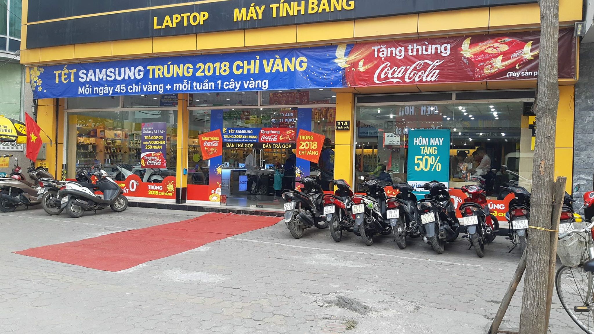 Cua hang ban smartphone e am giap tet hinh anh