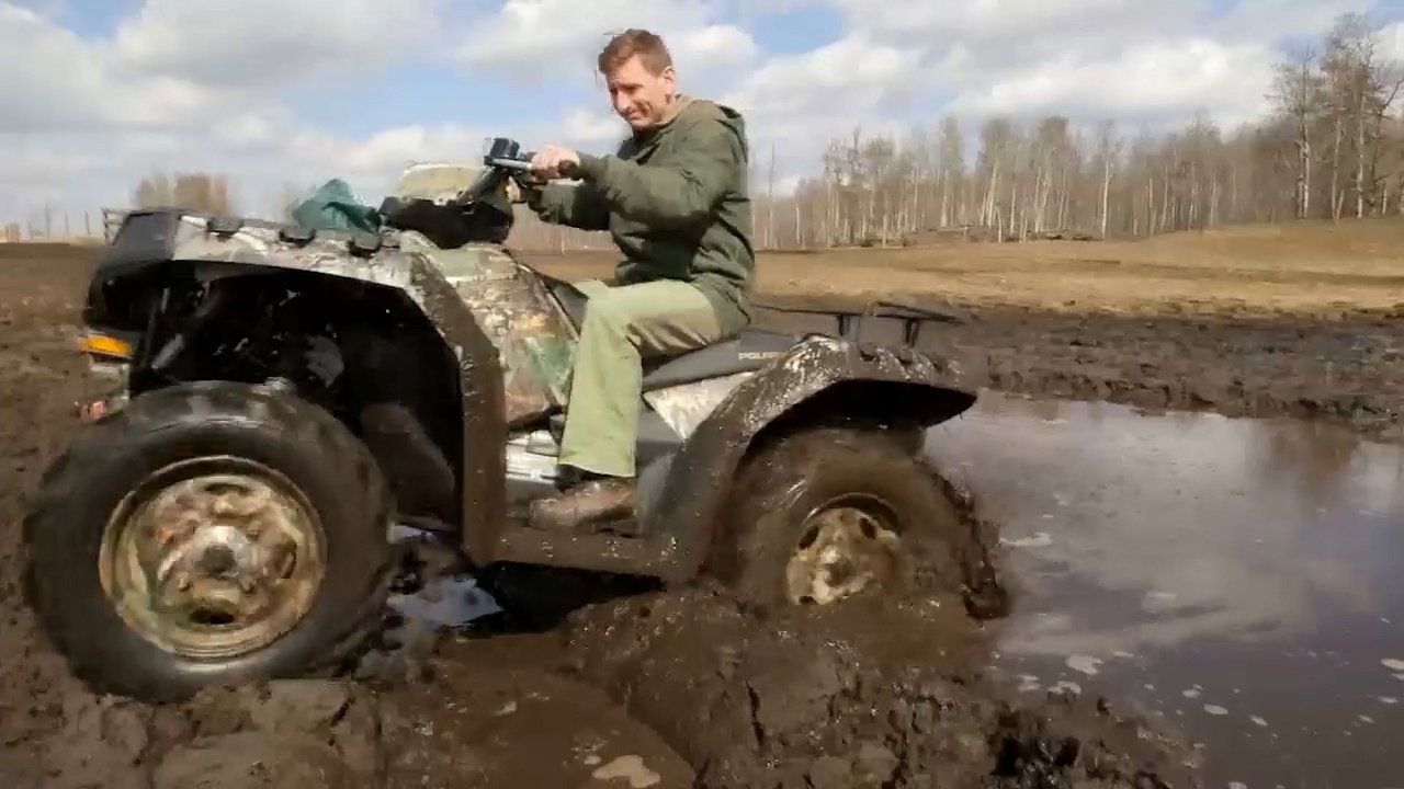 Phu kien don gian giup xe vuot qua bun lay, cat va tuyet hinh anh