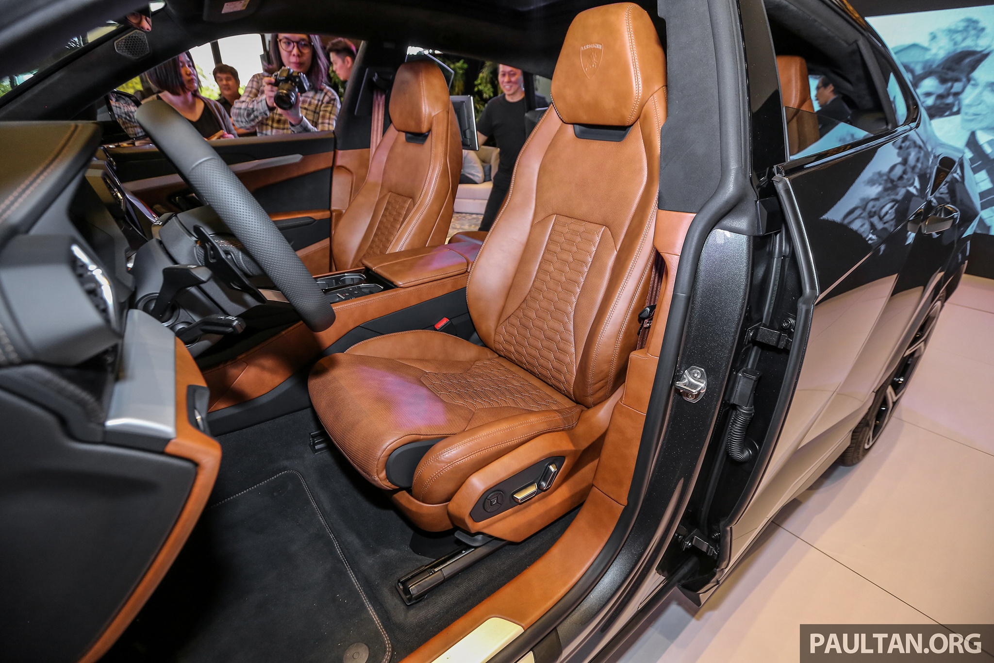 Lamborghini Urus thứ hai ra mắt ảnh 12 Lamborghini Urus thu hai ra mat anh 12