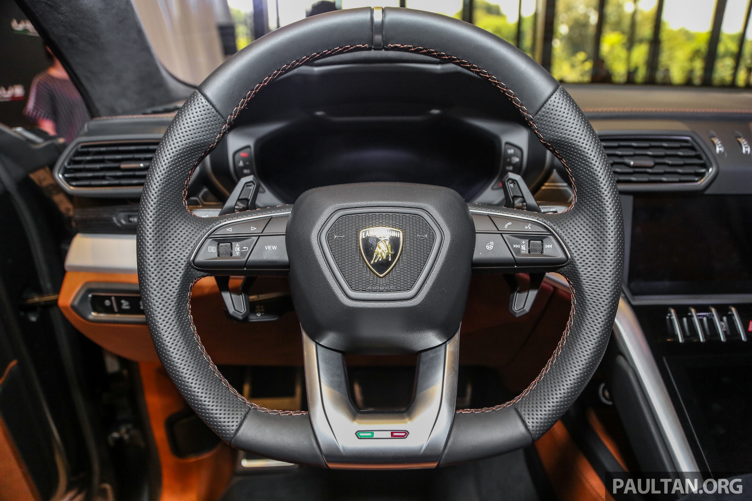 Lamborghini Urus thứ hai ra mắt ảnh 8 Lamborghini Urus thu hai ra mat anh 8