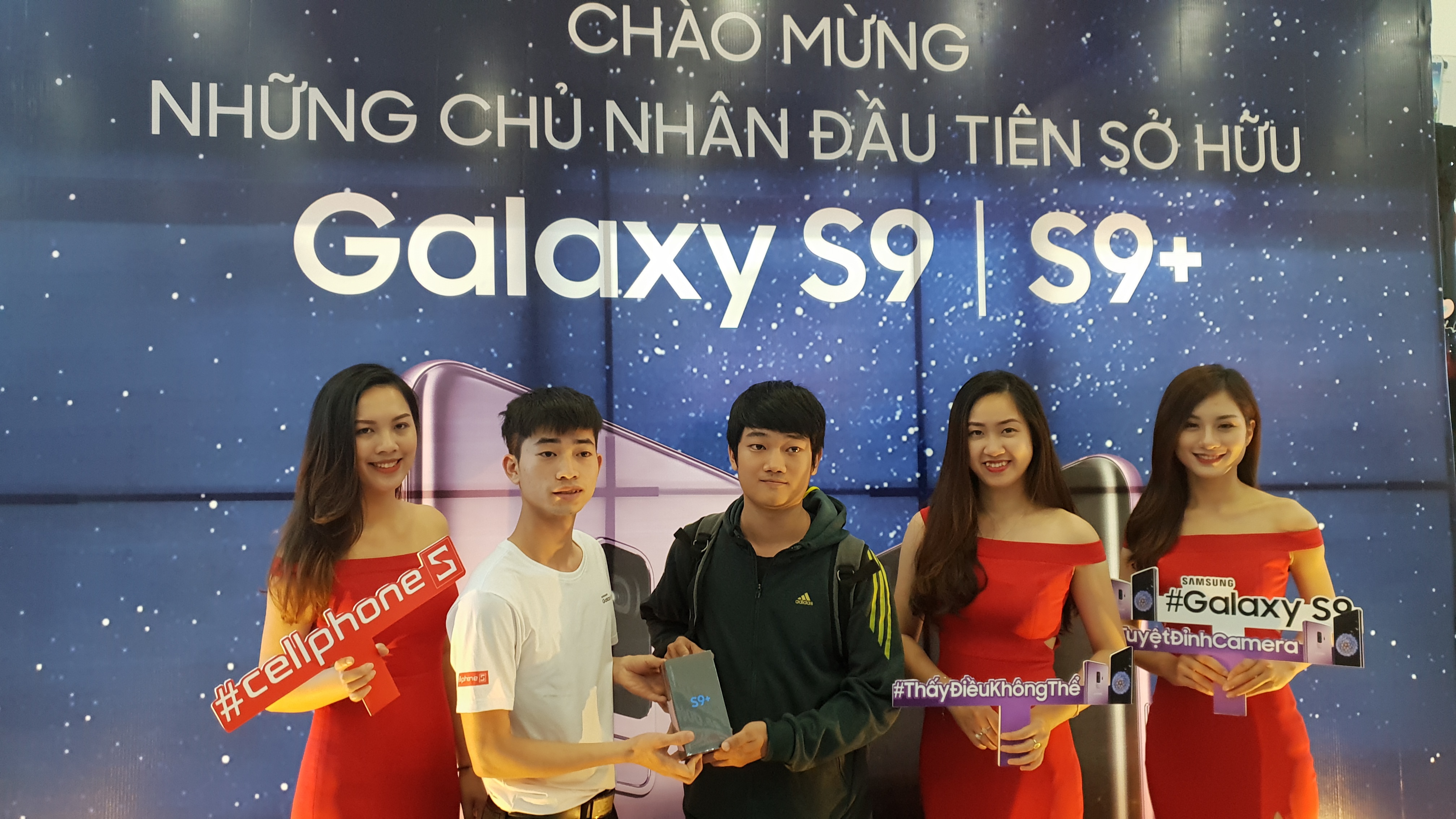 Xep hang dai luc 12 gio dem de tro thanh nguoi dau tien so huu S9/S9+ hinh anh