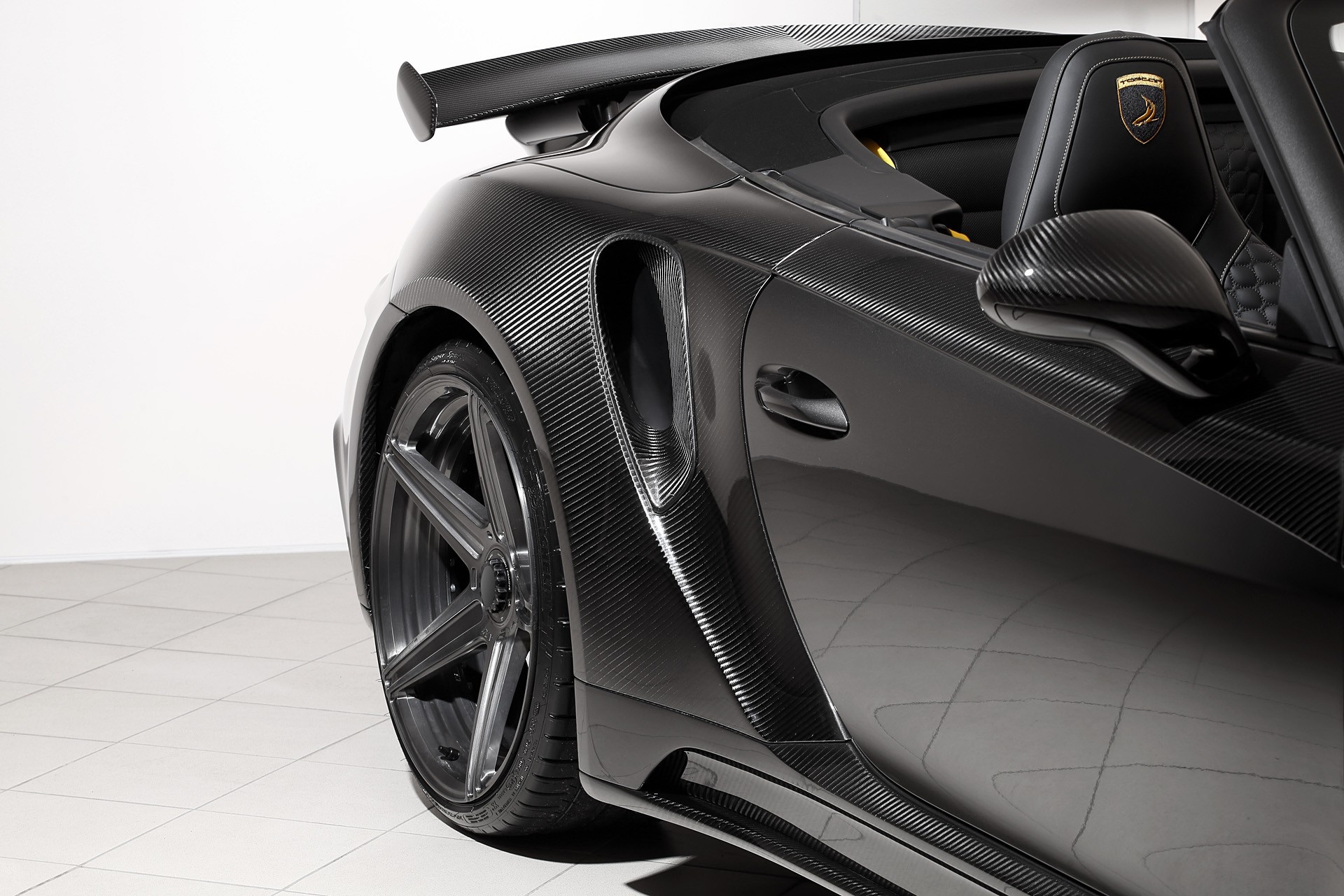 Porsche 911 Turbo dat vang va carbon anh 2