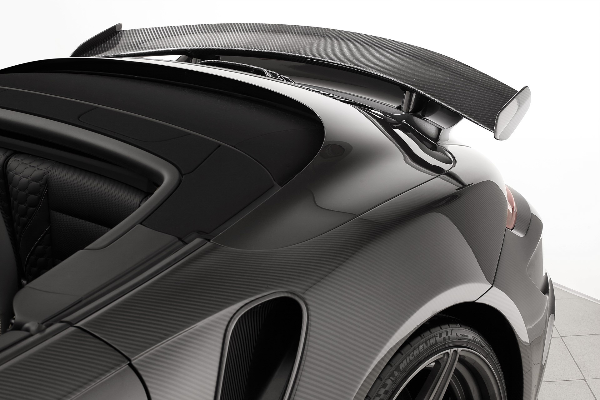 Porsche 911 Turbo dat vang va carbon anh 6