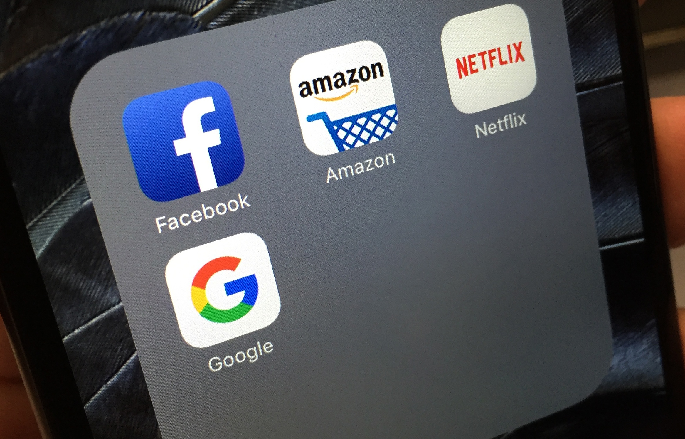 Khong rieng Facebook, nhieu cong ty khac cung ban dung nguoi dung hinh anh