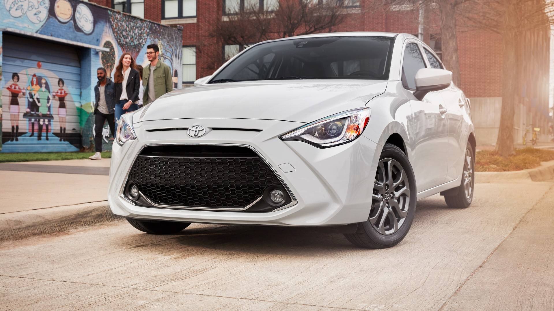 Toyota trinh lang mau sedan Yaris 2019 moi hinh anh