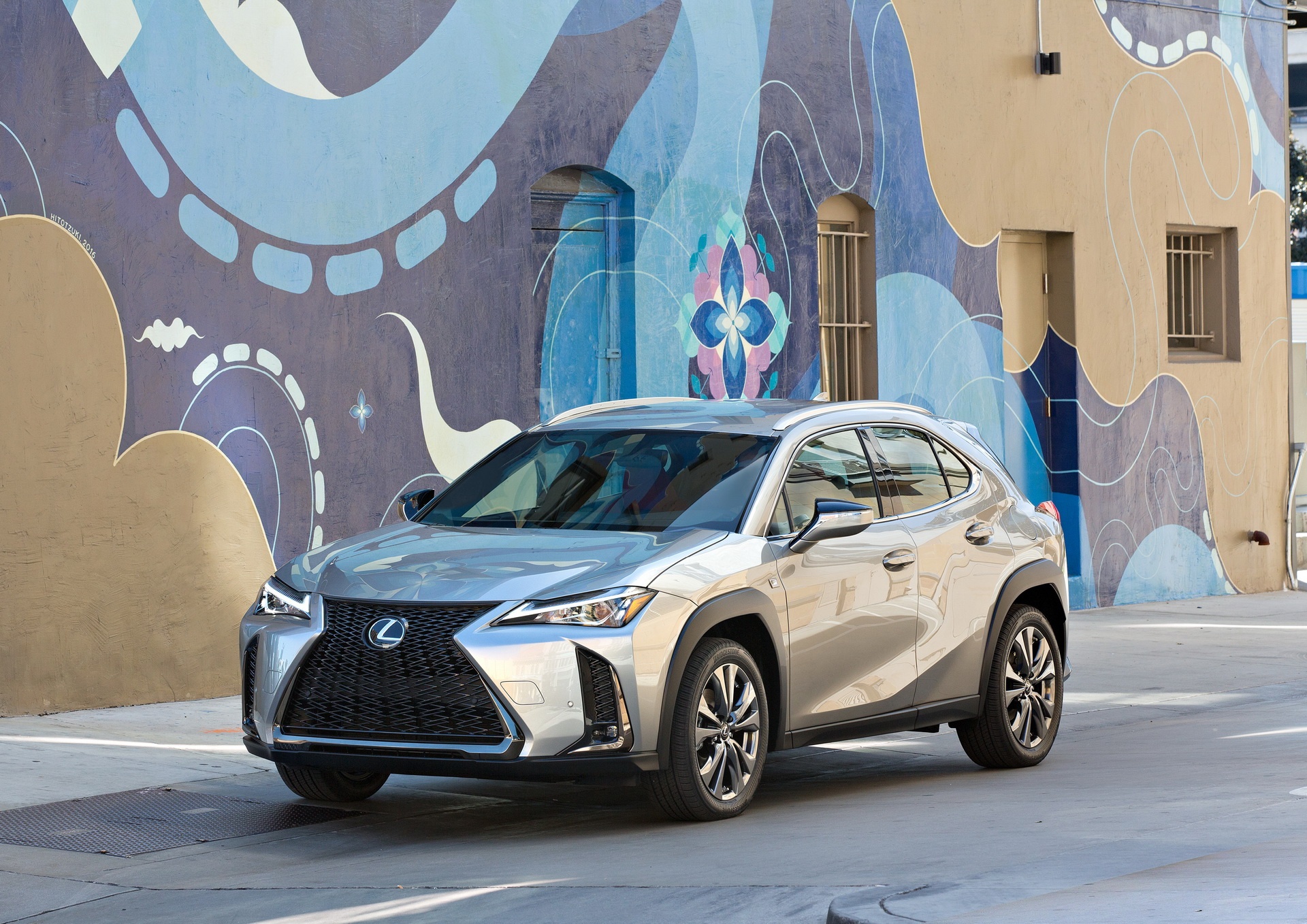 Lexus UX 2019 ra mat, doi dau BMX X2, Audi Q3 hinh anh