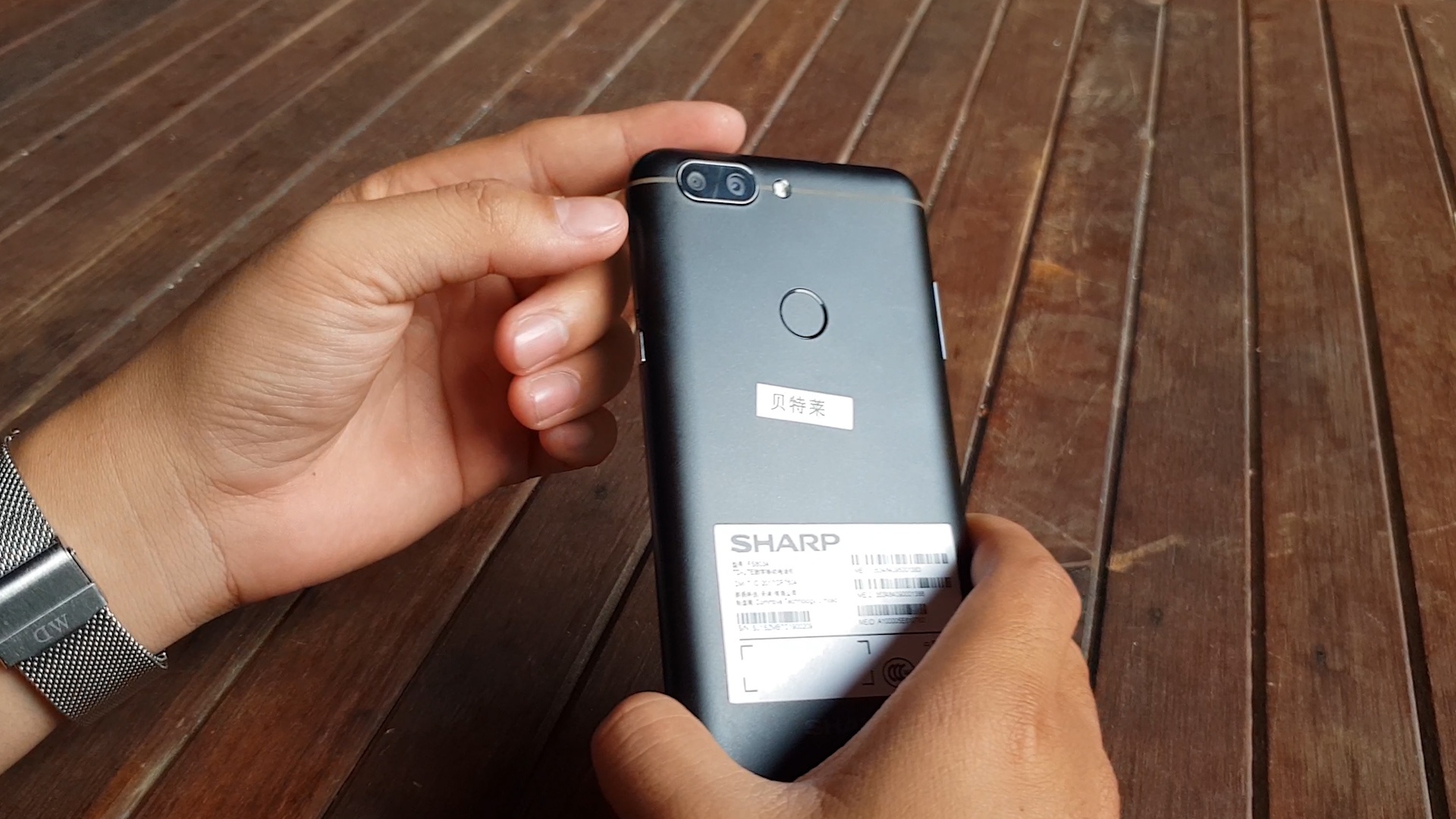 Trai nghiem nhanh Sharp A2 Lite hinh anh